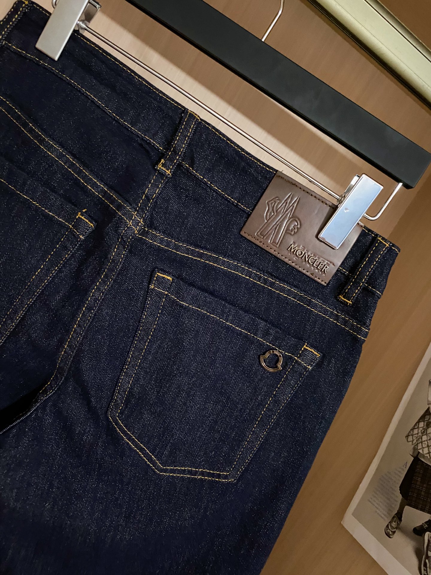 
moncler蒙口2025春夏男士水洗牛仔裤，属于日常混搭和造型的利器 每个细节皆足矣品味！浓郁的文艺
