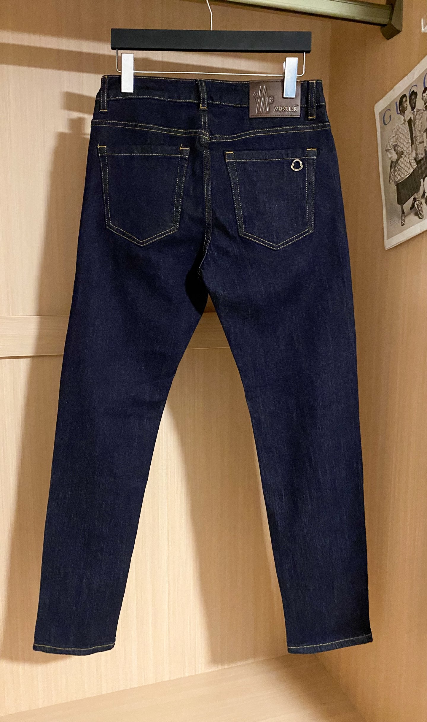 
moncler蒙口2025春夏男士水洗牛仔裤，属于日常混搭和造型的利器 每个细节皆足矣品味！浓郁的文艺