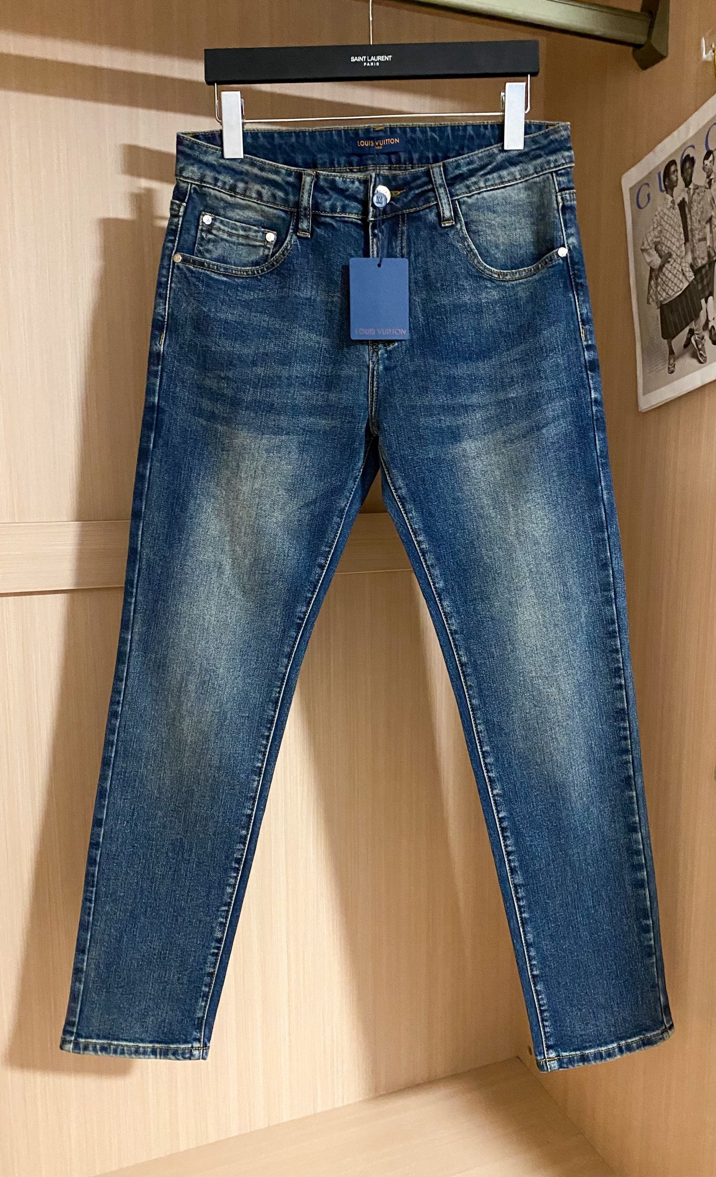 
lv 25新款男士修身牛仔裤.......客供纯棉牛仔面料 上身舒适，超有感觉.......经典复古色