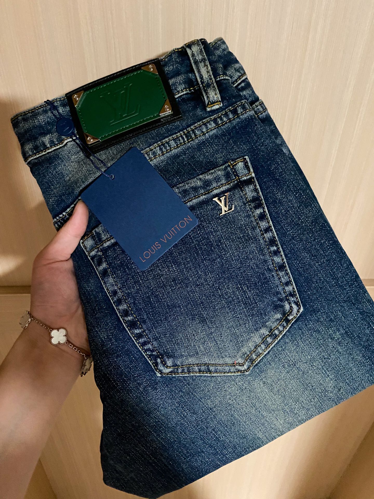 
lv 25新款男士修身牛仔裤.......客供纯棉牛仔面料 上身舒适，超有感觉.......经典复古色