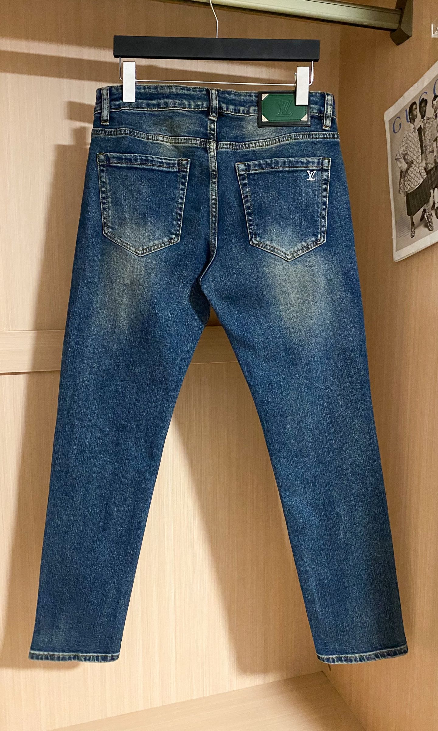 
lv 25新款男士修身牛仔裤.......客供纯棉牛仔面料 上身舒适，超有感觉.......经典复古色