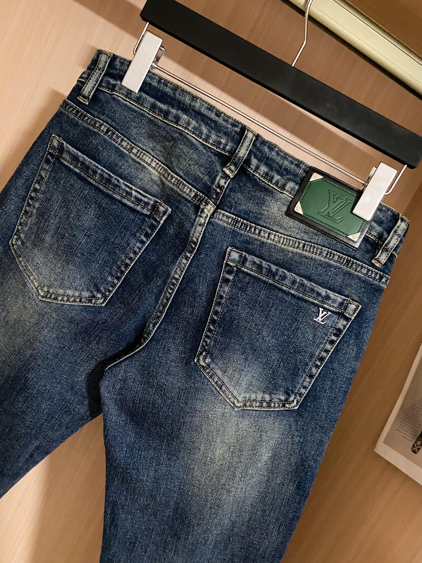 
lv 25新款男士修身牛仔裤.......客供纯棉牛仔面料 上身舒适，超有感觉.......经典复古色