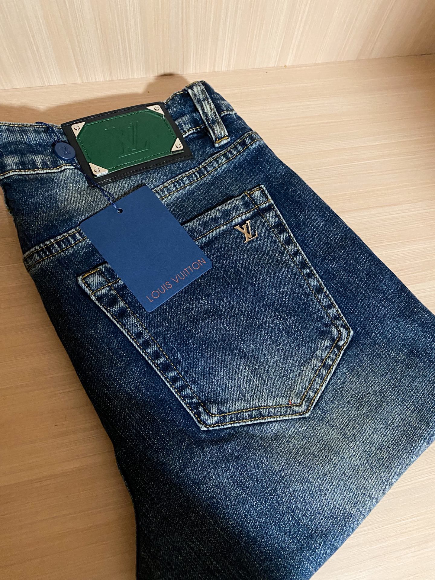 
lv 25新款男士修身牛仔裤.......客供纯棉牛仔面料 上身舒适，超有感觉.......经典复古色