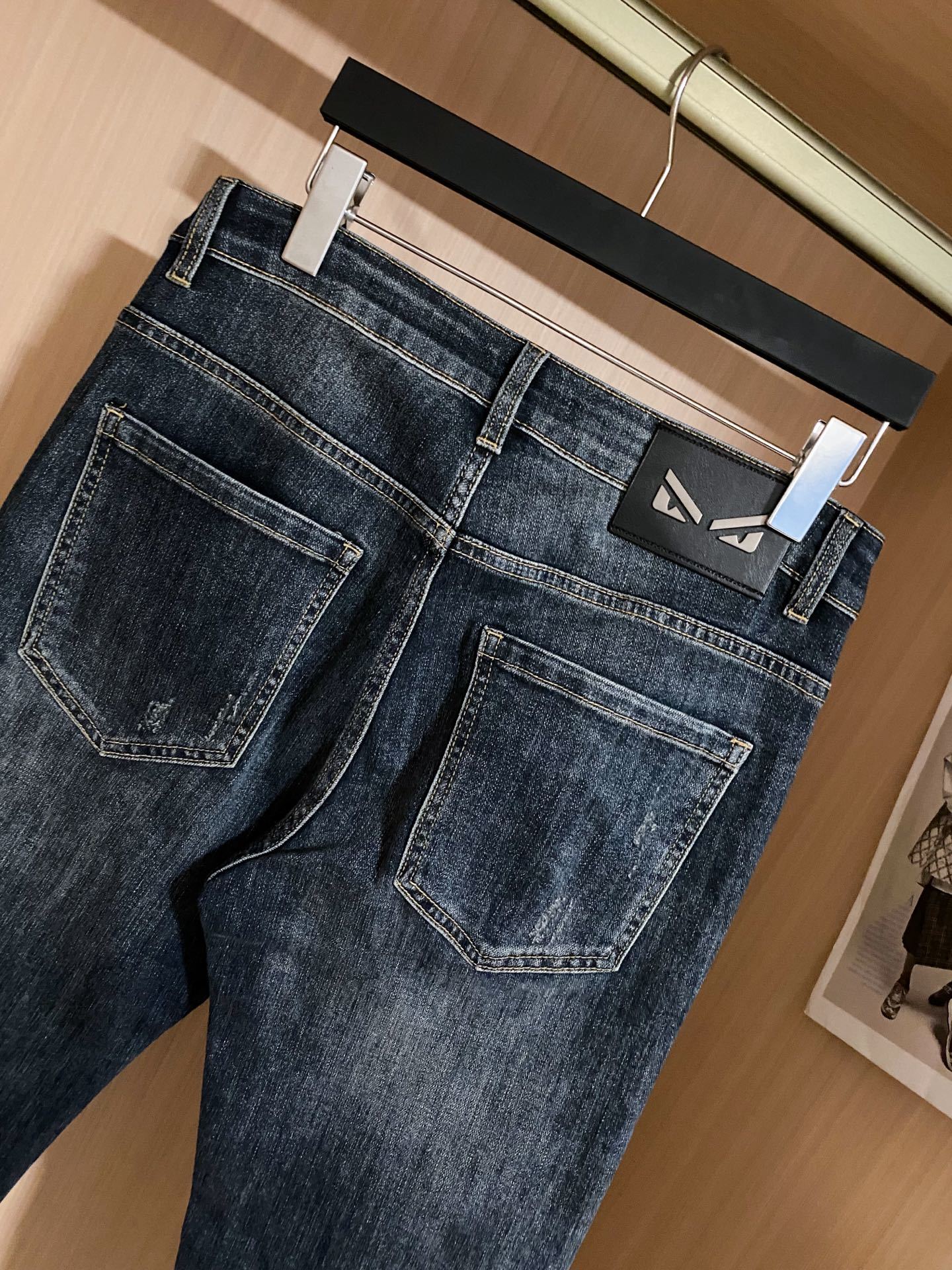 Fendi 2025新款春夏金属FF牛仔裤裤
定制11 落色蓝大理石纹牛仔布 舒适贴肤 质感十足 前