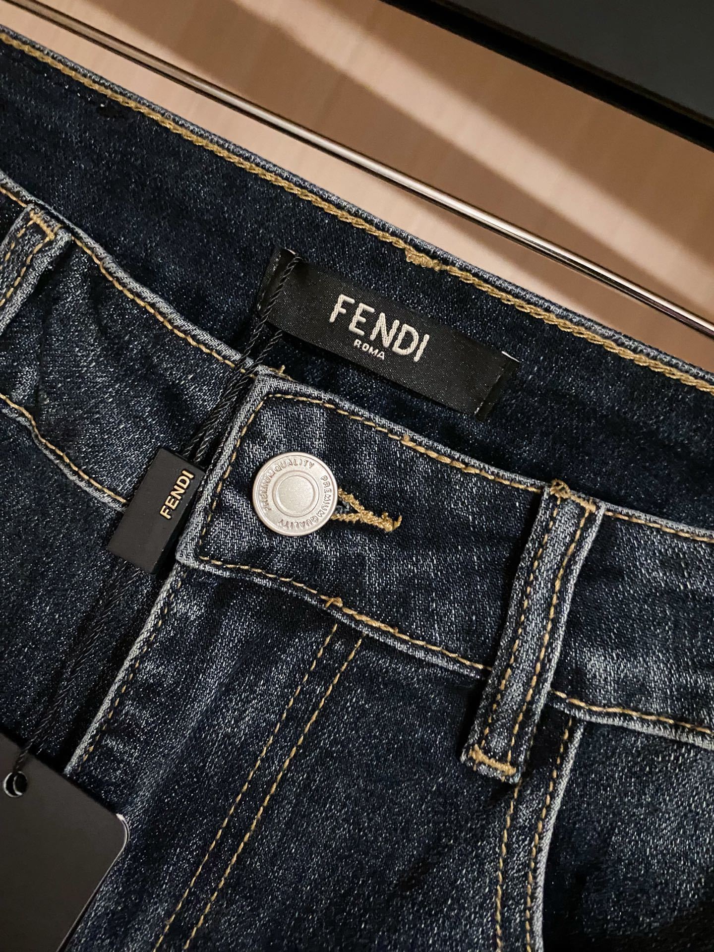 Fendi 2025新款春夏金属FF牛仔裤裤
定制11 落色蓝大理石纹牛仔布 舒适贴肤 质感十足 前