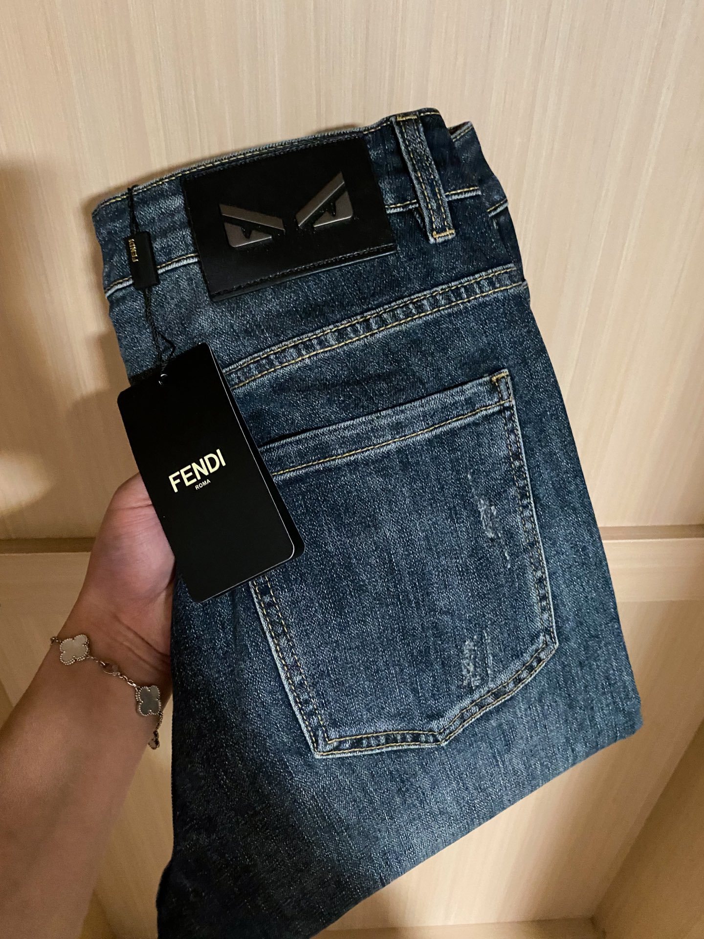 Fendi 2025新款春夏金属FF牛仔裤裤
定制11 落色蓝大理石纹牛仔布 舒适贴肤 质感十足 前