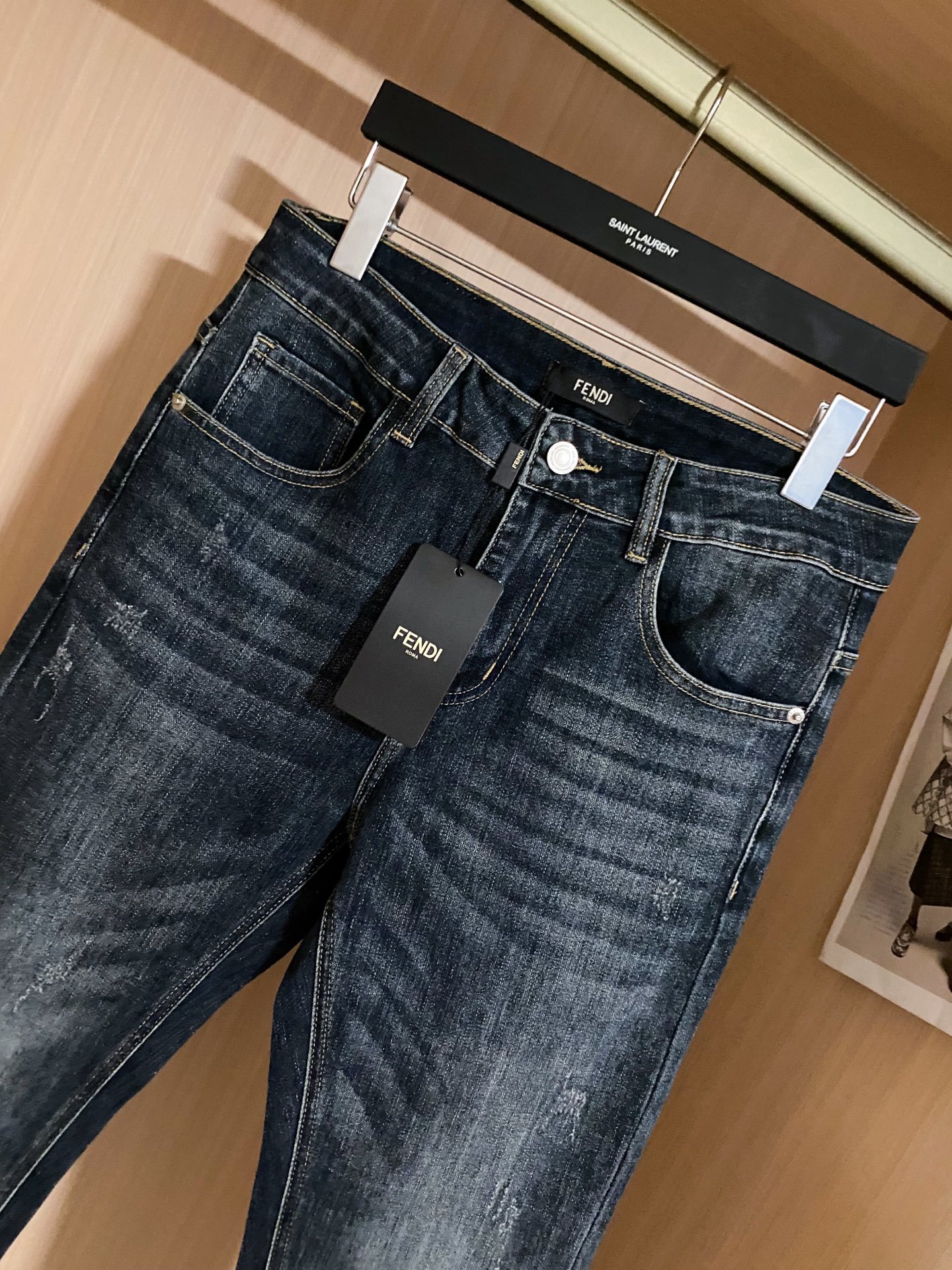 Fendi 2025新款春夏金属FF牛仔裤裤
定制11 落色蓝大理石纹牛仔布 舒适贴肤 质感十足 前