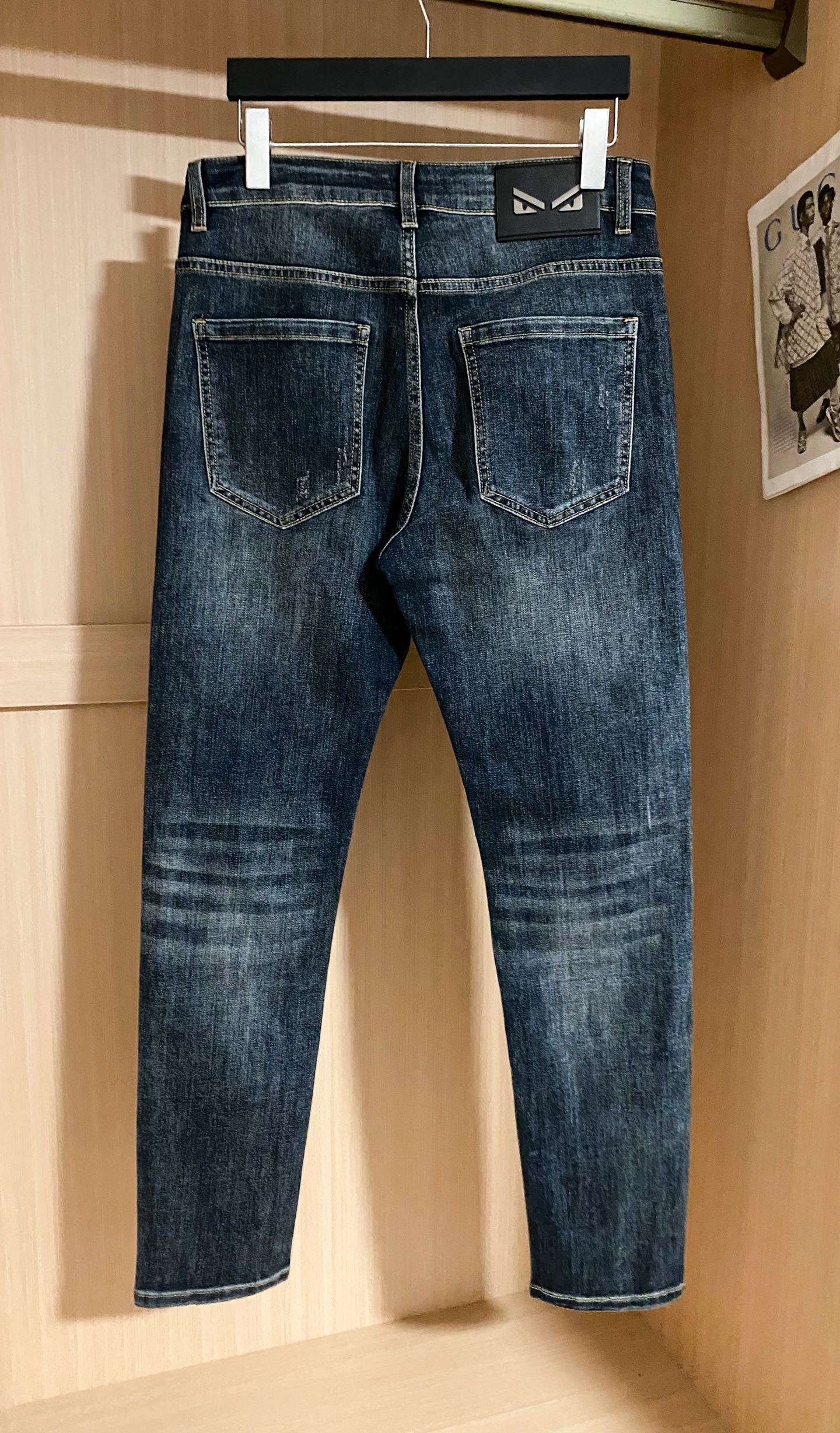 Fendi 2025新款春夏金属FF牛仔裤裤
定制11 落色蓝大理石纹牛仔布 舒适贴肤 质感十足 前