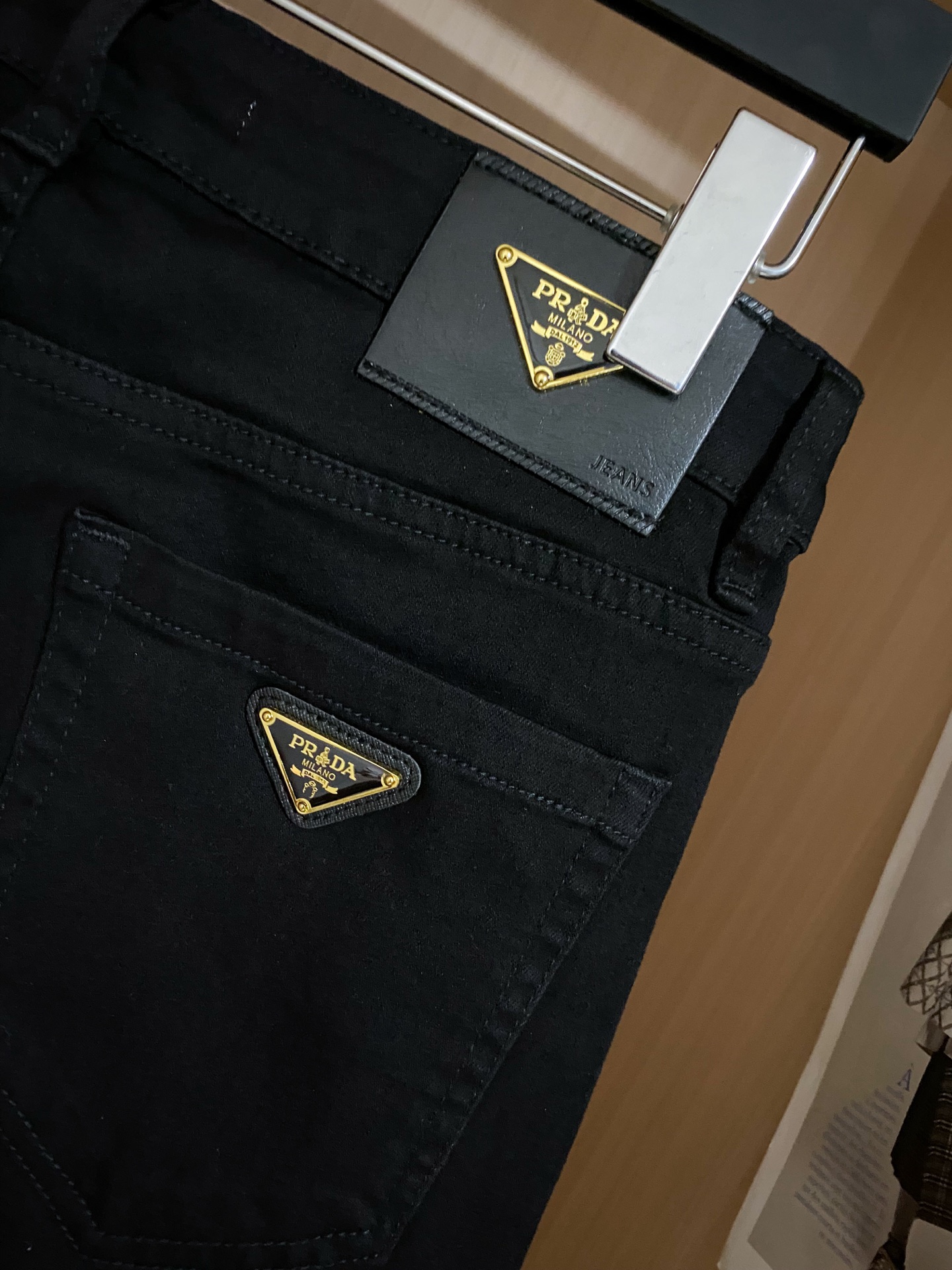 
PRADA 2025新款黑色牛仔裤…不仅品质高，必须还要很舒适…绝对是史上最舒适黑牛！！越南订单流入…