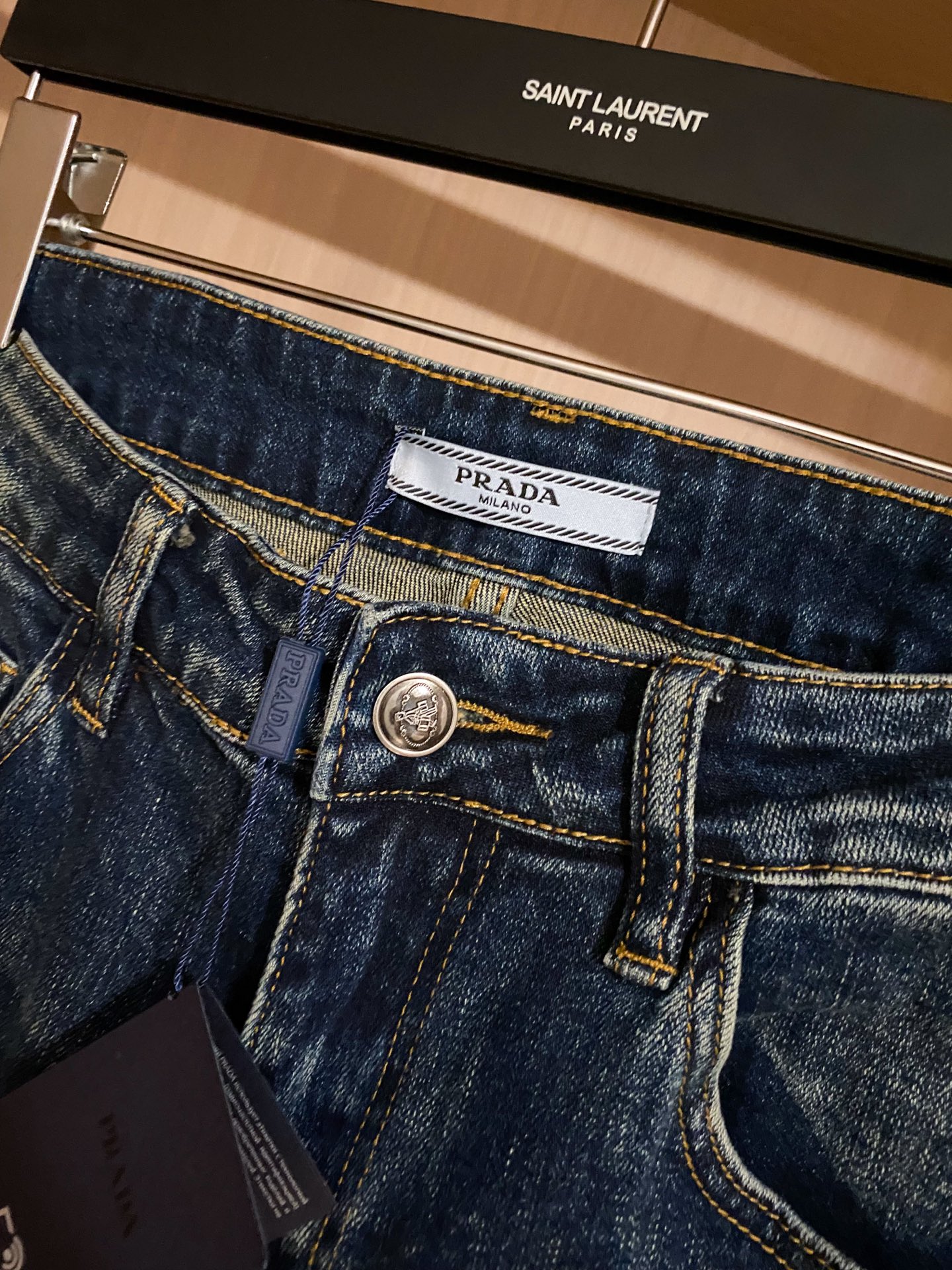 
PRADA 2025新款蓝色牛仔裤…不仅品质高，必须还要很舒适…绝对是史上最舒适黑牛！！越南订单流入…