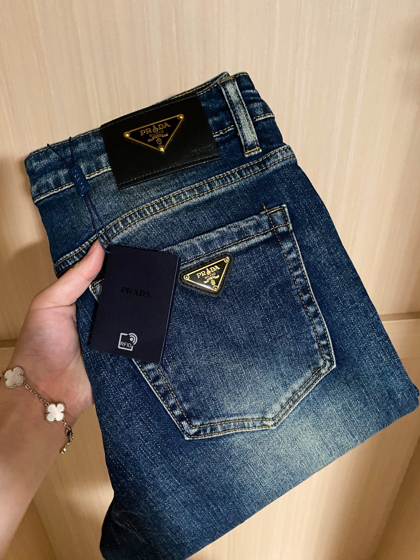 
PRADA 2025新款蓝色牛仔裤…不仅品质高，必须还要很舒适…绝对是史上最舒适黑牛！！越南订单流入…