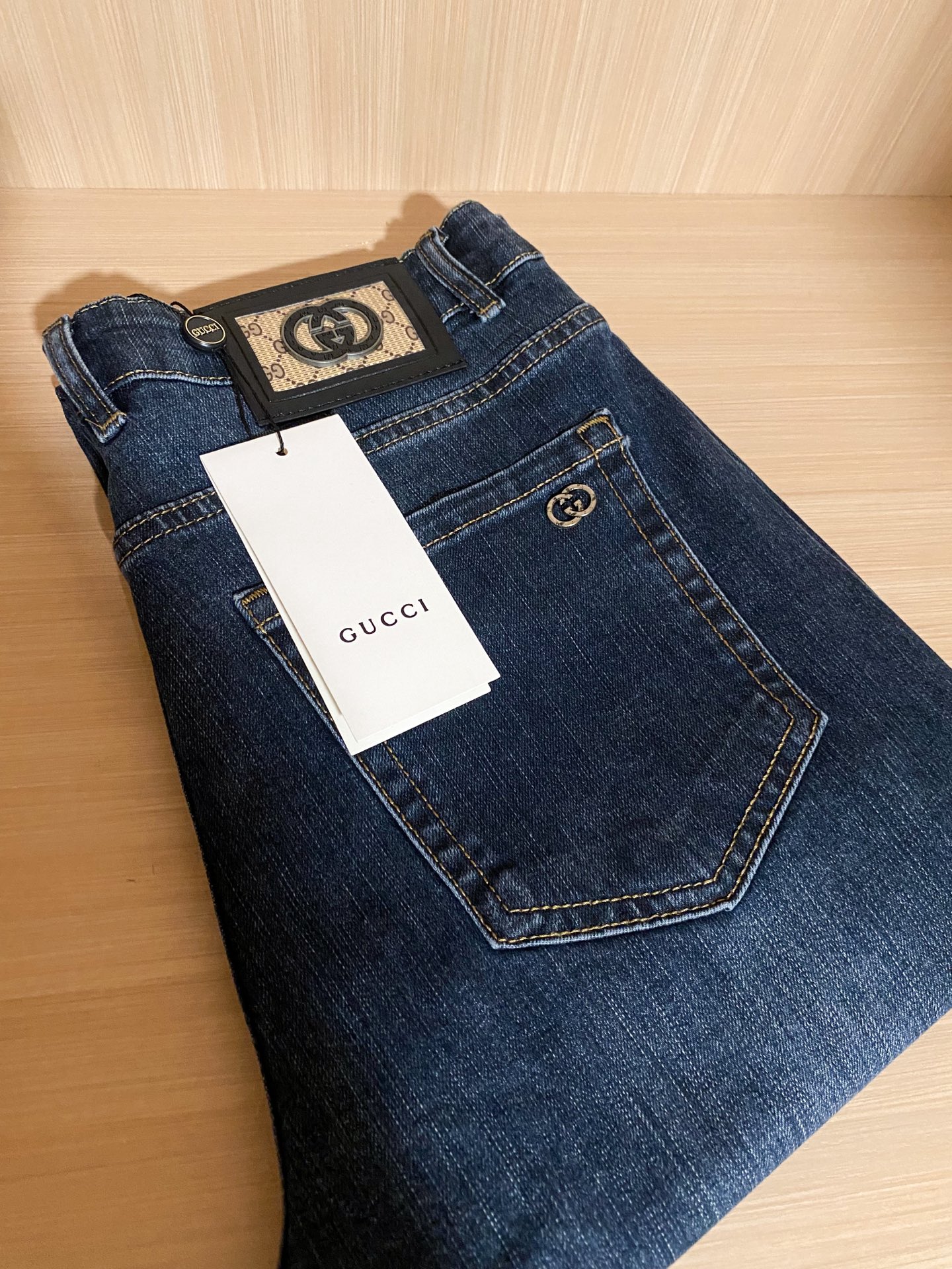 NO:135156,GUCCI 2025 spring and summer new product classic men's fashionable washing jeans, pure Hong Kong foreign business channel goods, classic star-grade items, denim jeans are essential items in the wardrobe, and are a tool for daily mixing and matching and styling. Every detail is enough to taste!  The classic overall design carries the ancient style, rich retro colors, and the large G pattern of pocket embroidered letters!  The logo has been reshaped again, and the innovative leather logo is very stunning. The design brings the overall modern retro tone and fashionable feel to the extreme, and greatly enriches the overall vision!  The style is perfectly tailored, satisfied with everyday outfits, full of upper body styles, must-have trousers for quality control and ancient masturbation control!  Size 29-40 (37 39), Gucci, Gucci, Jeans, Alexander wang19860909GUCCI 2025春夏新品经典男士时尚水洗牛仔裤,纯正 香港洋行渠道货 经典明星级单品,丹宁牛仔裤属于衣橱的必备单品,属于日常混搭和造型的利器 每个细节皆足矣品味！经典整体的设计承载了古家风格,浓郁的文艺复古色彩,口袋刺绣字母大G图案修饰！标识再一次得到重塑,革新后的皮标非常惊艳,设计把整体的现代复古腔调及时髦感发挥到极致,且极大的丰富了整体的视觉！版型剪裁完美,满足于日常各种穿搭,上身型款十足,于品质控及古迷控者必入型裤装！ 尺码29-40（37 39）,,gucci,gucci,jeans,alexander wang,Men's clothing