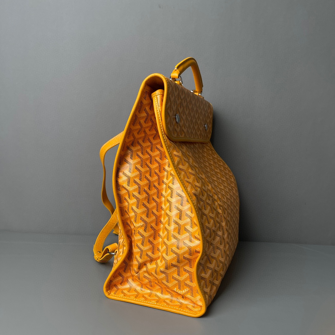 💰680 顶级戈雅
 狗牙四方背包 黄
𝑺𝒂𝒊𝒏𝒕 𝑳𝒆𝒈𝒆𝒓
专柜𝟮𝒘+¹⁰⁰⁰

长𝟯𝟯高𝟯𝟲宽𝟭𝟱ᶜᵐ
包装(防尘袋 说明书 挂牌)

强烈推荐值得入手的一款双肩包，潮男潮女都适用，简约又不失摩登的造型以及慵懒休闲格调让它这几年风靡全球，圈粉无数，专柜最难买的包款绝对的当之无愧。
（当初为了买个样板几乎托关系问遍了全球所有我们能问到的专柜门店，都是一包难求！）

看起来很单薄的款式，实质结实耐用！而且防水！超大容量: 能装下各种型号的电脑和各类尺寸的杂志，文件，可以很商务也可以很休闲，甚至可以很运动！

拆下肩带可以做手提公务包，装上肩带可以变身实用性双肩包，就算学生背起来都可以很低调。旅游的时候还能折叠起来变成cut，可以随身携带很方便！
（建议搭配小包使用，包中包的使用方式让收纳更规整有序。）

百分之百等同exclusive store级别的商品。面料又进一步全面升级，防水不皱，抗高低温天气不开裂。
小红书APP有博主测评正品Goyard的面料在南方这种潮湿的气候下，容易掉色和发黏！但是我们的特订面料目前没有人反馈这问题。不过大家还是要注意保养，存放的时候务必记得套上防尘袋，隔开存放！