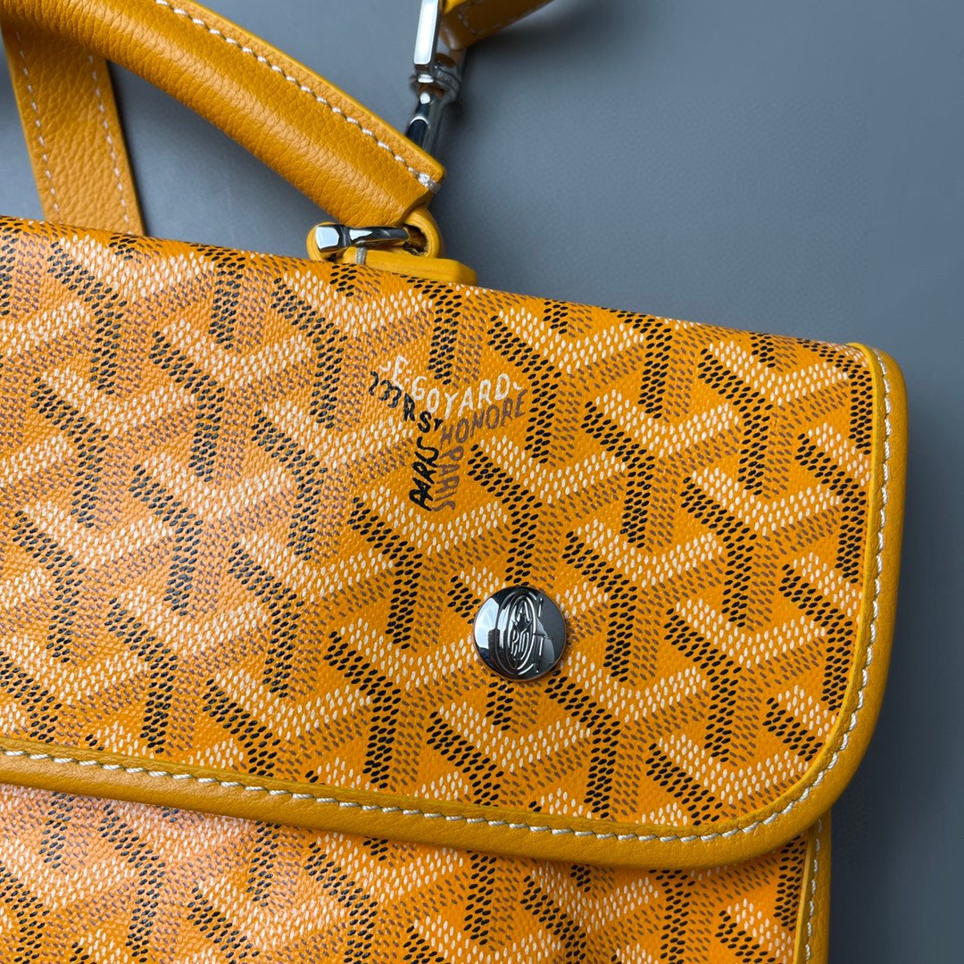 💰680 顶级戈雅
 狗牙四方背包 黄
𝑺𝒂𝒊𝒏𝒕 𝑳𝒆𝒈𝒆𝒓
专柜𝟮𝒘+¹⁰⁰⁰

长𝟯𝟯高𝟯𝟲宽𝟭𝟱ᶜᵐ
包装(防尘袋 说明书 挂牌)

强烈推荐值得入手的一款双肩包，潮男潮女都适用，简约又不失摩登的造型以及慵懒休闲格调让它这几年风靡全球，圈粉无数，专柜最难买的包款绝对的当之无愧。
（当初为了买个样板几乎托关系问遍了全球所有我们能问到的专柜门店，都是一包难求！）

看起来很单薄的款式，实质结实耐用！而且防水！超大容量: 能装下各种型号的电脑和各类尺寸的杂志，文件，可以很商务也可以很休闲，甚至可以很运动！

拆下肩带可以做手提公务包，装上肩带可以变身实用性双肩包，就算学生背起来都可以很低调。旅游的时候还能折叠起来变成cut，可以随身携带很方便！
（建议搭配小包使用，包中包的使用方式让收纳更规整有序。）

百分之百等同exclusive store级别的商品。面料又进一步全面升级，防水不皱，抗高低温天气不开裂。
小红书APP有博主测评正品Goyard的面料在南方这种潮湿的气候下，容易掉色和发黏！但是我们的特订面料目前没有人反馈这问题。不过大家还是要注意保养，存放的时候务必记得套上防尘袋，隔开存放！