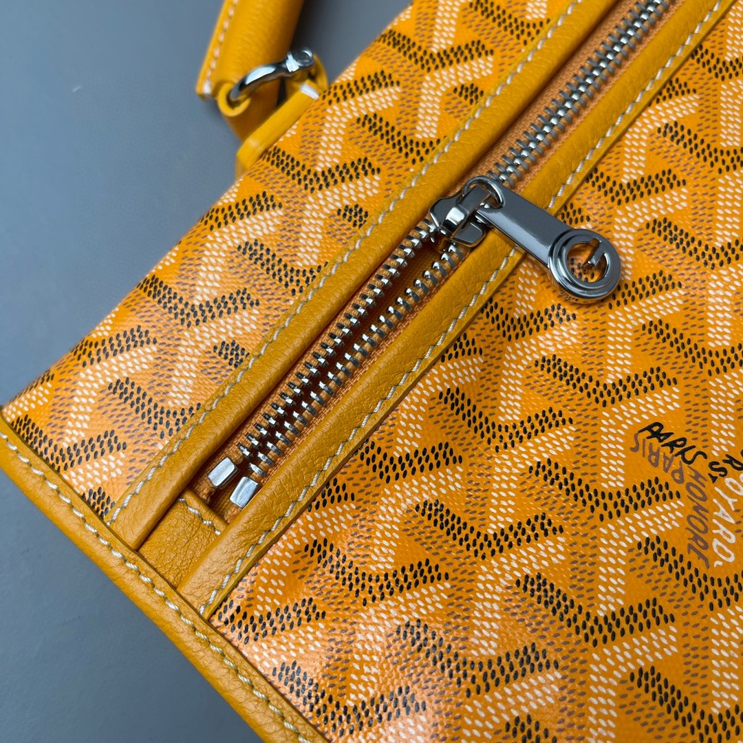 💰680 顶级戈雅
 狗牙四方背包 黄
𝑺𝒂𝒊𝒏𝒕 𝑳𝒆𝒈𝒆𝒓
专柜𝟮𝒘+¹⁰⁰⁰

长𝟯𝟯高𝟯𝟲宽𝟭𝟱ᶜᵐ
包装(防尘袋 说明书 挂牌)

强烈推荐值得入手的一款双肩包，潮男潮女都适用，简约又不失摩登的造型以及慵懒休闲格调让它这几年风靡全球，圈粉无数，专柜最难买的包款绝对的当之无愧。
（当初为了买个样板几乎托关系问遍了全球所有我们能问到的专柜门店，都是一包难求！）

看起来很单薄的款式，实质结实耐用！而且防水！超大容量: 能装下各种型号的电脑和各类尺寸的杂志，文件，可以很商务也可以很休闲，甚至可以很运动！

拆下肩带可以做手提公务包，装上肩带可以变身实用性双肩包，就算学生背起来都可以很低调。旅游的时候还能折叠起来变成cut，可以随身携带很方便！
（建议搭配小包使用，包中包的使用方式让收纳更规整有序。）

百分之百等同exclusive store级别的商品。面料又进一步全面升级，防水不皱，抗高低温天气不开裂。
小红书APP有博主测评正品Goyard的面料在南方这种潮湿的气候下，容易掉色和发黏！但是我们的特订面料目前没有人反馈这问题。不过大家还是要注意保养，存放的时候务必记得套上防尘袋，隔开存放！