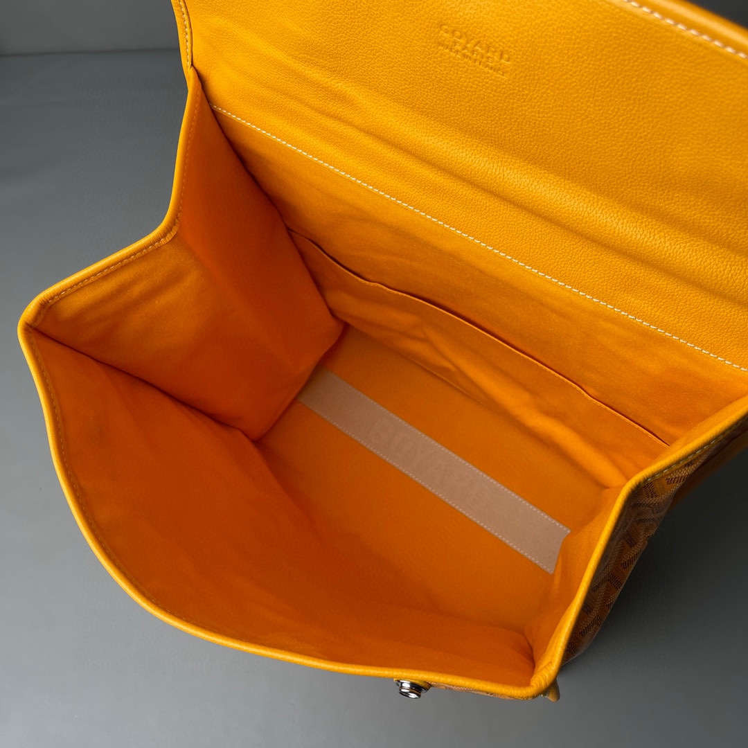 💰680 顶级戈雅
 狗牙四方背包 黄
𝑺𝒂𝒊𝒏𝒕 𝑳𝒆𝒈𝒆𝒓
专柜𝟮𝒘+¹⁰⁰⁰

长𝟯𝟯高𝟯𝟲宽𝟭𝟱ᶜᵐ
包装(防尘袋 说明书 挂牌)

强烈推荐值得入手的一款双肩包，潮男潮女都适用，简约又不失摩登的造型以及慵懒休闲格调让它这几年风靡全球，圈粉无数，专柜最难买的包款绝对的当之无愧。
（当初为了买个样板几乎托关系问遍了全球所有我们能问到的专柜门店，都是一包难求！）

看起来很单薄的款式，实质结实耐用！而且防水！超大容量: 能装下各种型号的电脑和各类尺寸的杂志，文件，可以很商务也可以很休闲，甚至可以很运动！

拆下肩带可以做手提公务包，装上肩带可以变身实用性双肩包，就算学生背起来都可以很低调。旅游的时候还能折叠起来变成cut，可以随身携带很方便！
（建议搭配小包使用，包中包的使用方式让收纳更规整有序。）

百分之百等同exclusive store级别的商品。面料又进一步全面升级，防水不皱，抗高低温天气不开裂。
小红书APP有博主测评正品Goyard的面料在南方这种潮湿的气候下，容易掉色和发黏！但是我们的特订面料目前没有人反馈这问题。不过大家还是要注意保养，存放的时候务必记得套上防尘袋，隔开存放！