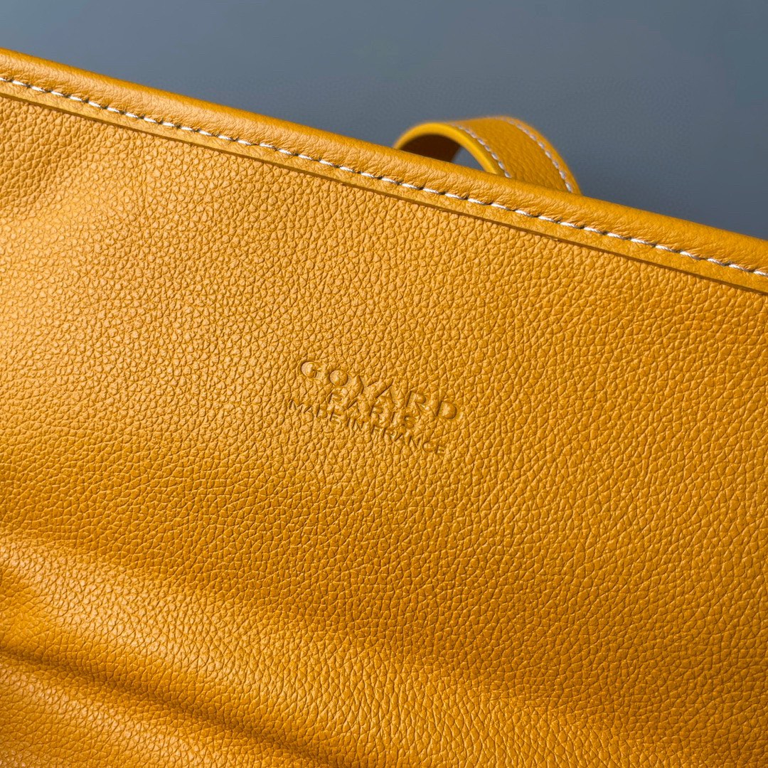 💰680 顶级戈雅
 狗牙四方背包 黄
𝑺𝒂𝒊𝒏𝒕 𝑳𝒆𝒈𝒆𝒓
专柜𝟮𝒘+¹⁰⁰⁰

长𝟯𝟯高𝟯𝟲宽𝟭𝟱ᶜᵐ
包装(防尘袋 说明书 挂牌)

强烈推荐值得入手的一款双肩包，潮男潮女都适用，简约又不失摩登的造型以及慵懒休闲格调让它这几年风靡全球，圈粉无数，专柜最难买的包款绝对的当之无愧。
（当初为了买个样板几乎托关系问遍了全球所有我们能问到的专柜门店，都是一包难求！）

看起来很单薄的款式，实质结实耐用！而且防水！超大容量: 能装下各种型号的电脑和各类尺寸的杂志，文件，可以很商务也可以很休闲，甚至可以很运动！

拆下肩带可以做手提公务包，装上肩带可以变身实用性双肩包，就算学生背起来都可以很低调。旅游的时候还能折叠起来变成cut，可以随身携带很方便！
（建议搭配小包使用，包中包的使用方式让收纳更规整有序。）

百分之百等同exclusive store级别的商品。面料又进一步全面升级，防水不皱，抗高低温天气不开裂。
小红书APP有博主测评正品Goyard的面料在南方这种潮湿的气候下，容易掉色和发黏！但是我们的特订面料目前没有人反馈这问题。不过大家还是要注意保养，存放的时候务必记得套上防尘袋，隔开存放！