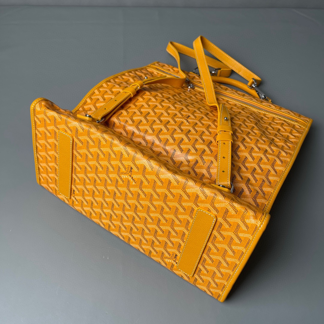 💰680 顶级戈雅
 狗牙四方背包 黄
𝑺𝒂𝒊𝒏𝒕 𝑳𝒆𝒈𝒆𝒓
专柜𝟮𝒘+¹⁰⁰⁰

长𝟯𝟯高𝟯𝟲宽𝟭𝟱ᶜᵐ
包装(防尘袋 说明书 挂牌)

强烈推荐值得入手的一款双肩包，潮男潮女都适用，简约又不失摩登的造型以及慵懒休闲格调让它这几年风靡全球，圈粉无数，专柜最难买的包款绝对的当之无愧。
（当初为了买个样板几乎托关系问遍了全球所有我们能问到的专柜门店，都是一包难求！）

看起来很单薄的款式，实质结实耐用！而且防水！超大容量: 能装下各种型号的电脑和各类尺寸的杂志，文件，可以很商务也可以很休闲，甚至可以很运动！

拆下肩带可以做手提公务包，装上肩带可以变身实用性双肩包，就算学生背起来都可以很低调。旅游的时候还能折叠起来变成cut，可以随身携带很方便！
（建议搭配小包使用，包中包的使用方式让收纳更规整有序。）

百分之百等同exclusive store级别的商品。面料又进一步全面升级，防水不皱，抗高低温天气不开裂。
小红书APP有博主测评正品Goyard的面料在南方这种潮湿的气候下，容易掉色和发黏！但是我们的特订面料目前没有人反馈这问题。不过大家还是要注意保养，存放的时候务必记得套上防尘袋，隔开存放！