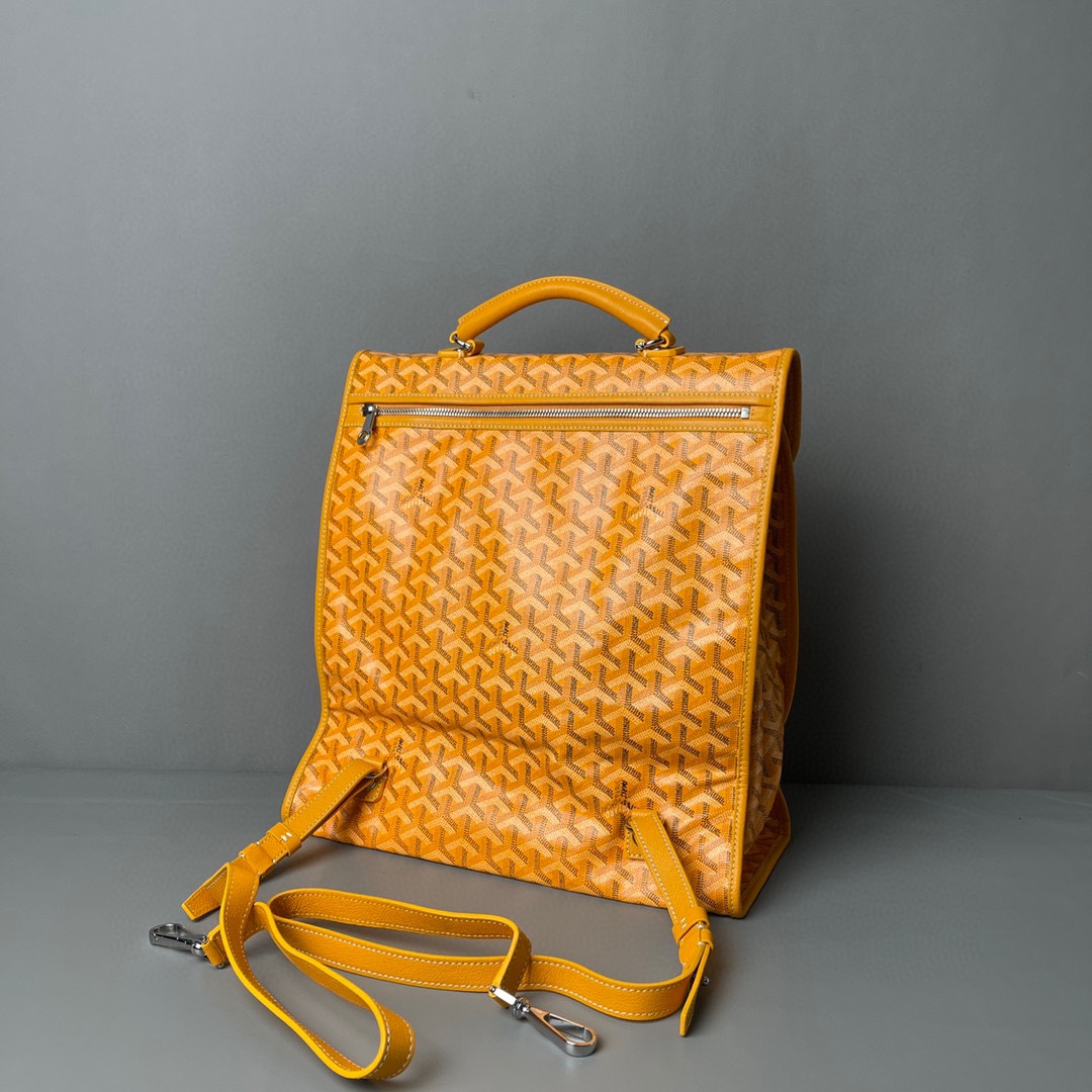 💰680 顶级戈雅
 狗牙四方背包 黄
𝑺𝒂𝒊𝒏𝒕 𝑳𝒆𝒈𝒆𝒓
专柜𝟮𝒘+¹⁰⁰⁰

长𝟯𝟯高𝟯𝟲宽𝟭𝟱ᶜᵐ
包装(防尘袋 说明书 挂牌)

强烈推荐值得入手的一款双肩包，潮男潮女都适用，简约又不失摩登的造型以及慵懒休闲格调让它这几年风靡全球，圈粉无数，专柜最难买的包款绝对的当之无愧。
（当初为了买个样板几乎托关系问遍了全球所有我们能问到的专柜门店，都是一包难求！）

看起来很单薄的款式，实质结实耐用！而且防水！超大容量: 能装下各种型号的电脑和各类尺寸的杂志，文件，可以很商务也可以很休闲，甚至可以很运动！

拆下肩带可以做手提公务包，装上肩带可以变身实用性双肩包，就算学生背起来都可以很低调。旅游的时候还能折叠起来变成cut，可以随身携带很方便！
（建议搭配小包使用，包中包的使用方式让收纳更规整有序。）

百分之百等同exclusive store级别的商品。面料又进一步全面升级，防水不皱，抗高低温天气不开裂。
小红书APP有博主测评正品Goyard的面料在南方这种潮湿的气候下，容易掉色和发黏！但是我们的特订面料目前没有人反馈这问题。不过大家还是要注意保养，存放的时候务必记得套上防尘袋，隔开存放！