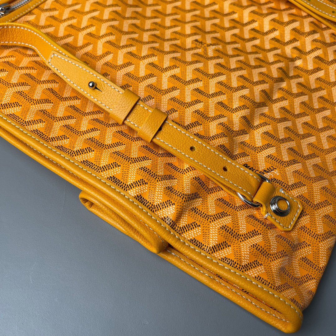 💰680 顶级戈雅
 狗牙四方背包 黄
𝑺𝒂𝒊𝒏𝒕 𝑳𝒆𝒈𝒆𝒓
专柜𝟮𝒘+¹⁰⁰⁰

长𝟯𝟯高𝟯𝟲宽𝟭𝟱ᶜᵐ
包装(防尘袋 说明书 挂牌)

强烈推荐值得入手的一款双肩包，潮男潮女都适用，简约又不失摩登的造型以及慵懒休闲格调让它这几年风靡全球，圈粉无数，专柜最难买的包款绝对的当之无愧。
（当初为了买个样板几乎托关系问遍了全球所有我们能问到的专柜门店，都是一包难求！）

看起来很单薄的款式，实质结实耐用！而且防水！超大容量: 能装下各种型号的电脑和各类尺寸的杂志，文件，可以很商务也可以很休闲，甚至可以很运动！

拆下肩带可以做手提公务包，装上肩带可以变身实用性双肩包，就算学生背起来都可以很低调。旅游的时候还能折叠起来变成cut，可以随身携带很方便！
（建议搭配小包使用，包中包的使用方式让收纳更规整有序。）

百分之百等同exclusive store级别的商品。面料又进一步全面升级，防水不皱，抗高低温天气不开裂。
小红书APP有博主测评正品Goyard的面料在南方这种潮湿的气候下，容易掉色和发黏！但是我们的特订面料目前没有人反馈这问题。不过大家还是要注意保养，存放的时候务必记得套上防尘袋，隔开存放！