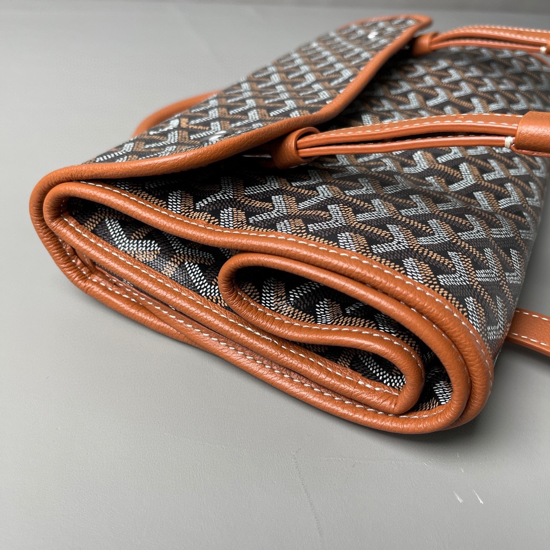 💰680 顶级戈雅 
狗牙四方背包 棕
𝑺𝒂𝒊𝒏𝒕 𝑳𝒆𝒈𝒆𝒓
专柜𝟮𝒘+¹⁰⁰⁰

长𝟯𝟯高𝟯𝟲宽𝟭𝟱ᶜᵐ
包装(防尘袋 说明书 挂牌)

强烈推荐值得入手的一款双肩包，潮男潮女都适用，简约又不失摩登的造型以及慵懒休闲格调让它这几年风靡全球，圈粉无数，专柜最难买的包款绝对的当之无愧。
（当初为了买个样板几乎托关系问遍了全球所有我们能问到的专柜门店，都是一包难求！）

看起来很单薄的款式，实质结实耐用！而且防水！超大容量: 能装下各种型号的电脑和各类尺寸的杂志，文件，可以很商务也可以很休闲，甚至可以很运动！

拆下肩带可以做手提公务包，装上肩带可以变身实用性双肩包，就算学生背起来都可以很低调。旅游的时候还能折叠起来变成cut，可以随身携带很方便！
（建议搭配小包使用，包中包的使用方式让收纳更规整有序。）

百分之百等同exclusive store级别的商品。面料又进一步全面升级，防水不皱，抗高低温天气不开裂。
小红书APP有博主测评正品Goyard的面料在南方这种潮湿的气候下，容易掉色和发黏！但是我们的特订面料目前没有人反馈这问题。不过大家还是要注意保养，存放的时候务必记得套上防尘袋，隔开存放！