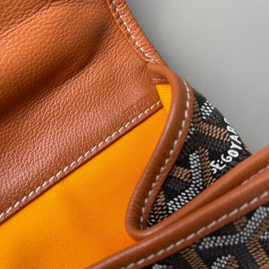 💰680 顶级戈雅 
狗牙四方背包 棕
𝑺𝒂𝒊𝒏𝒕 𝑳𝒆𝒈𝒆𝒓
专柜𝟮𝒘+¹⁰⁰⁰

长𝟯𝟯高𝟯𝟲宽𝟭𝟱ᶜᵐ
包装(防尘袋 说明书 挂牌)

强烈推荐值得入手的一款双肩包，潮男潮女都适用，简约又不失摩登的造型以及慵懒休闲格调让它这几年风靡全球，圈粉无数，专柜最难买的包款绝对的当之无愧。
（当初为了买个样板几乎托关系问遍了全球所有我们能问到的专柜门店，都是一包难求！）

看起来很单薄的款式，实质结实耐用！而且防水！超大容量: 能装下各种型号的电脑和各类尺寸的杂志，文件，可以很商务也可以很休闲，甚至可以很运动！

拆下肩带可以做手提公务包，装上肩带可以变身实用性双肩包，就算学生背起来都可以很低调。旅游的时候还能折叠起来变成cut，可以随身携带很方便！
（建议搭配小包使用，包中包的使用方式让收纳更规整有序。）

百分之百等同exclusive store级别的商品。面料又进一步全面升级，防水不皱，抗高低温天气不开裂。
小红书APP有博主测评正品Goyard的面料在南方这种潮湿的气候下，容易掉色和发黏！但是我们的特订面料目前没有人反馈这问题。不过大家还是要注意保养，存放的时候务必记得套上防尘袋，隔开存放！