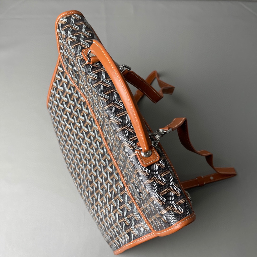 💰680 顶级戈雅 
狗牙四方背包 棕
𝑺𝒂𝒊𝒏𝒕 𝑳𝒆𝒈𝒆𝒓
专柜𝟮𝒘+¹⁰⁰⁰

长𝟯𝟯高𝟯𝟲宽𝟭𝟱ᶜᵐ
包装(防尘袋 说明书 挂牌)

强烈推荐值得入手的一款双肩包，潮男潮女都适用，简约又不失摩登的造型以及慵懒休闲格调让它这几年风靡全球，圈粉无数，专柜最难买的包款绝对的当之无愧。
（当初为了买个样板几乎托关系问遍了全球所有我们能问到的专柜门店，都是一包难求！）

看起来很单薄的款式，实质结实耐用！而且防水！超大容量: 能装下各种型号的电脑和各类尺寸的杂志，文件，可以很商务也可以很休闲，甚至可以很运动！

拆下肩带可以做手提公务包，装上肩带可以变身实用性双肩包，就算学生背起来都可以很低调。旅游的时候还能折叠起来变成cut，可以随身携带很方便！
（建议搭配小包使用，包中包的使用方式让收纳更规整有序。）

百分之百等同exclusive store级别的商品。面料又进一步全面升级，防水不皱，抗高低温天气不开裂。
小红书APP有博主测评正品Goyard的面料在南方这种潮湿的气候下，容易掉色和发黏！但是我们的特订面料目前没有人反馈这问题。不过大家还是要注意保养，存放的时候务必记得套上防尘袋，隔开存放！