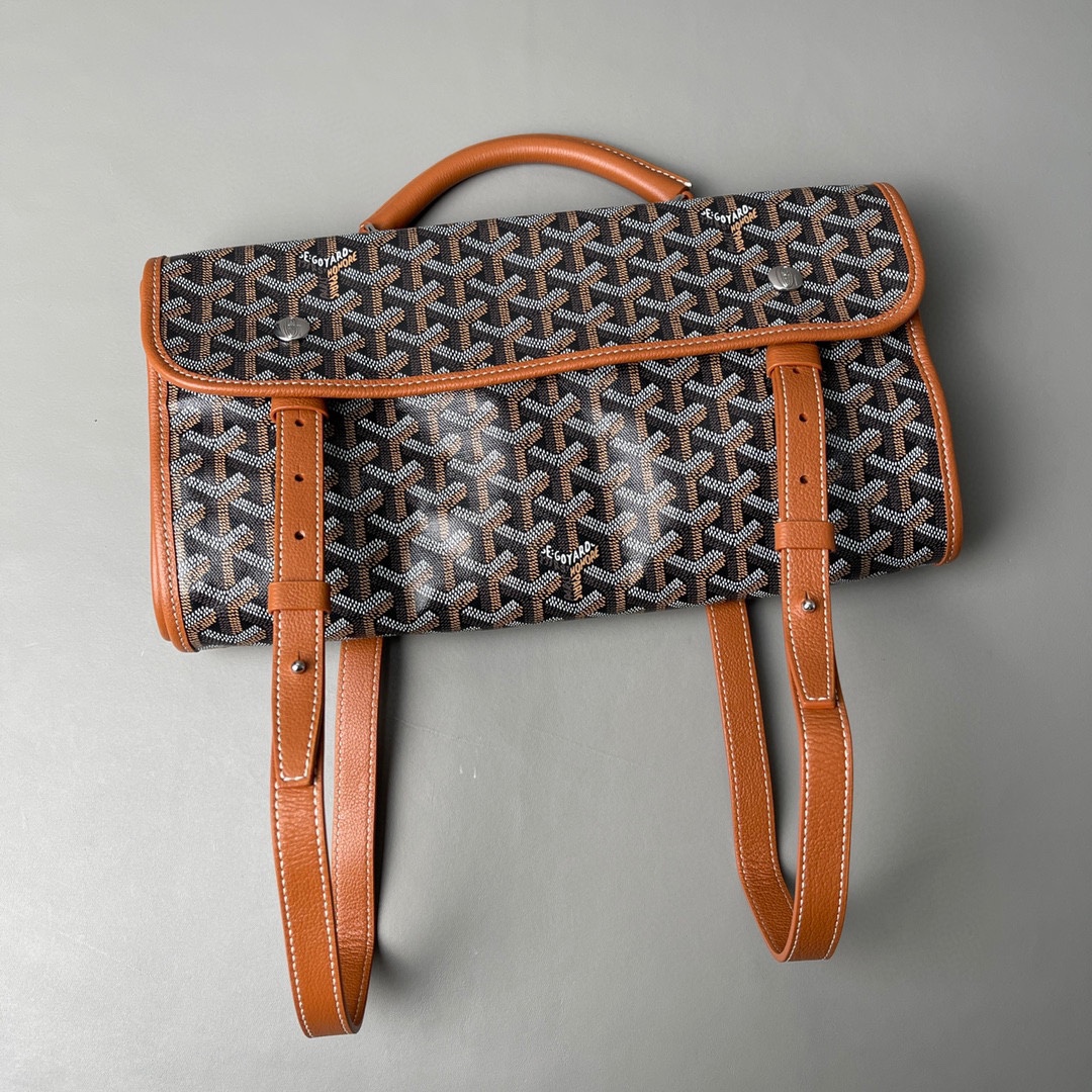 💰680 顶级戈雅 
狗牙四方背包 棕
𝑺𝒂𝒊𝒏𝒕 𝑳𝒆𝒈𝒆𝒓
专柜𝟮𝒘+¹⁰⁰⁰

长𝟯𝟯高𝟯𝟲宽𝟭𝟱ᶜᵐ
包装(防尘袋 说明书 挂牌)

强烈推荐值得入手的一款双肩包，潮男潮女都适用，简约又不失摩登的造型以及慵懒休闲格调让它这几年风靡全球，圈粉无数，专柜最难买的包款绝对的当之无愧。
（当初为了买个样板几乎托关系问遍了全球所有我们能问到的专柜门店，都是一包难求！）

看起来很单薄的款式，实质结实耐用！而且防水！超大容量: 能装下各种型号的电脑和各类尺寸的杂志，文件，可以很商务也可以很休闲，甚至可以很运动！

拆下肩带可以做手提公务包，装上肩带可以变身实用性双肩包，就算学生背起来都可以很低调。旅游的时候还能折叠起来变成cut，可以随身携带很方便！
（建议搭配小包使用，包中包的使用方式让收纳更规整有序。）

百分之百等同exclusive store级别的商品。面料又进一步全面升级，防水不皱，抗高低温天气不开裂。
小红书APP有博主测评正品Goyard的面料在南方这种潮湿的气候下，容易掉色和发黏！但是我们的特订面料目前没有人反馈这问题。不过大家还是要注意保养，存放的时候务必记得套上防尘袋，隔开存放！