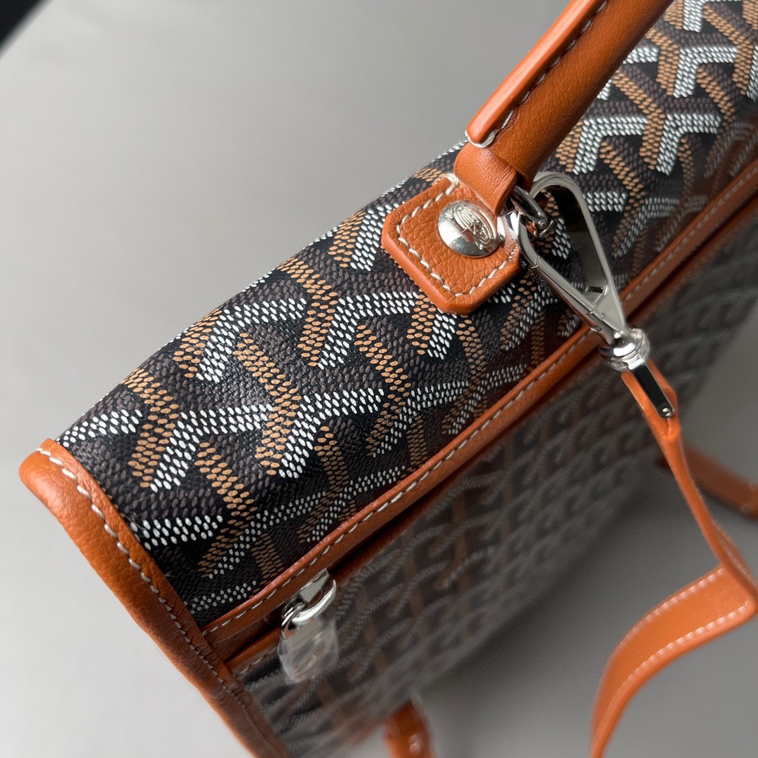 💰680 顶级戈雅 
狗牙四方背包 棕
𝑺𝒂𝒊𝒏𝒕 𝑳𝒆𝒈𝒆𝒓
专柜𝟮𝒘+¹⁰⁰⁰

长𝟯𝟯高𝟯𝟲宽𝟭𝟱ᶜᵐ
包装(防尘袋 说明书 挂牌)

强烈推荐值得入手的一款双肩包，潮男潮女都适用，简约又不失摩登的造型以及慵懒休闲格调让它这几年风靡全球，圈粉无数，专柜最难买的包款绝对的当之无愧。
（当初为了买个样板几乎托关系问遍了全球所有我们能问到的专柜门店，都是一包难求！）

看起来很单薄的款式，实质结实耐用！而且防水！超大容量: 能装下各种型号的电脑和各类尺寸的杂志，文件，可以很商务也可以很休闲，甚至可以很运动！

拆下肩带可以做手提公务包，装上肩带可以变身实用性双肩包，就算学生背起来都可以很低调。旅游的时候还能折叠起来变成cut，可以随身携带很方便！
（建议搭配小包使用，包中包的使用方式让收纳更规整有序。）

百分之百等同exclusive store级别的商品。面料又进一步全面升级，防水不皱，抗高低温天气不开裂。
小红书APP有博主测评正品Goyard的面料在南方这种潮湿的气候下，容易掉色和发黏！但是我们的特订面料目前没有人反馈这问题。不过大家还是要注意保养，存放的时候务必记得套上防尘袋，隔开存放！