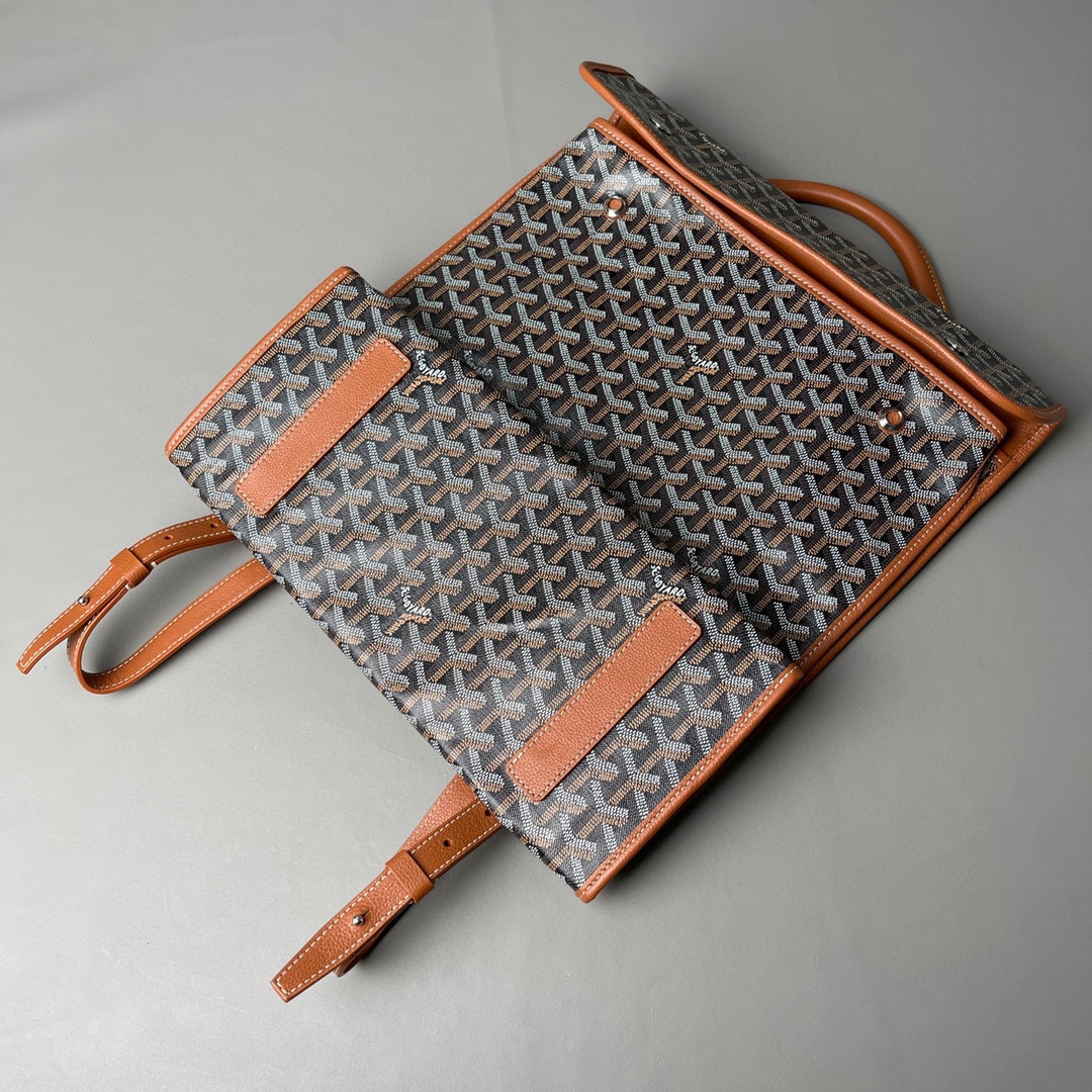 💰680 顶级戈雅 
狗牙四方背包 棕
𝑺𝒂𝒊𝒏𝒕 𝑳𝒆𝒈𝒆𝒓
专柜𝟮𝒘+¹⁰⁰⁰

长𝟯𝟯高𝟯𝟲宽𝟭𝟱ᶜᵐ
包装(防尘袋 说明书 挂牌)

强烈推荐值得入手的一款双肩包，潮男潮女都适用，简约又不失摩登的造型以及慵懒休闲格调让它这几年风靡全球，圈粉无数，专柜最难买的包款绝对的当之无愧。
（当初为了买个样板几乎托关系问遍了全球所有我们能问到的专柜门店，都是一包难求！）

看起来很单薄的款式，实质结实耐用！而且防水！超大容量: 能装下各种型号的电脑和各类尺寸的杂志，文件，可以很商务也可以很休闲，甚至可以很运动！

拆下肩带可以做手提公务包，装上肩带可以变身实用性双肩包，就算学生背起来都可以很低调。旅游的时候还能折叠起来变成cut，可以随身携带很方便！
（建议搭配小包使用，包中包的使用方式让收纳更规整有序。）

百分之百等同exclusive store级别的商品。面料又进一步全面升级，防水不皱，抗高低温天气不开裂。
小红书APP有博主测评正品Goyard的面料在南方这种潮湿的气候下，容易掉色和发黏！但是我们的特订面料目前没有人反馈这问题。不过大家还是要注意保养，存放的时候务必记得套上防尘袋，隔开存放！