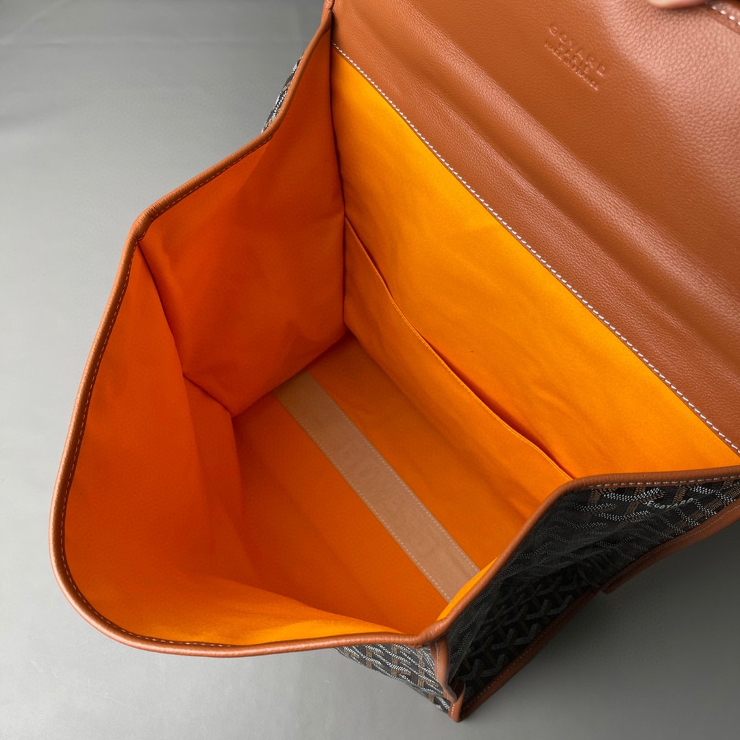 💰680 顶级戈雅 
狗牙四方背包 棕
𝑺𝒂𝒊𝒏𝒕 𝑳𝒆𝒈𝒆𝒓
专柜𝟮𝒘+¹⁰⁰⁰

长𝟯𝟯高𝟯𝟲宽𝟭𝟱ᶜᵐ
包装(防尘袋 说明书 挂牌)

强烈推荐值得入手的一款双肩包，潮男潮女都适用，简约又不失摩登的造型以及慵懒休闲格调让它这几年风靡全球，圈粉无数，专柜最难买的包款绝对的当之无愧。
（当初为了买个样板几乎托关系问遍了全球所有我们能问到的专柜门店，都是一包难求！）

看起来很单薄的款式，实质结实耐用！而且防水！超大容量: 能装下各种型号的电脑和各类尺寸的杂志，文件，可以很商务也可以很休闲，甚至可以很运动！

拆下肩带可以做手提公务包，装上肩带可以变身实用性双肩包，就算学生背起来都可以很低调。旅游的时候还能折叠起来变成cut，可以随身携带很方便！
（建议搭配小包使用，包中包的使用方式让收纳更规整有序。）

百分之百等同exclusive store级别的商品。面料又进一步全面升级，防水不皱，抗高低温天气不开裂。
小红书APP有博主测评正品Goyard的面料在南方这种潮湿的气候下，容易掉色和发黏！但是我们的特订面料目前没有人反馈这问题。不过大家还是要注意保养，存放的时候务必记得套上防尘袋，隔开存放！