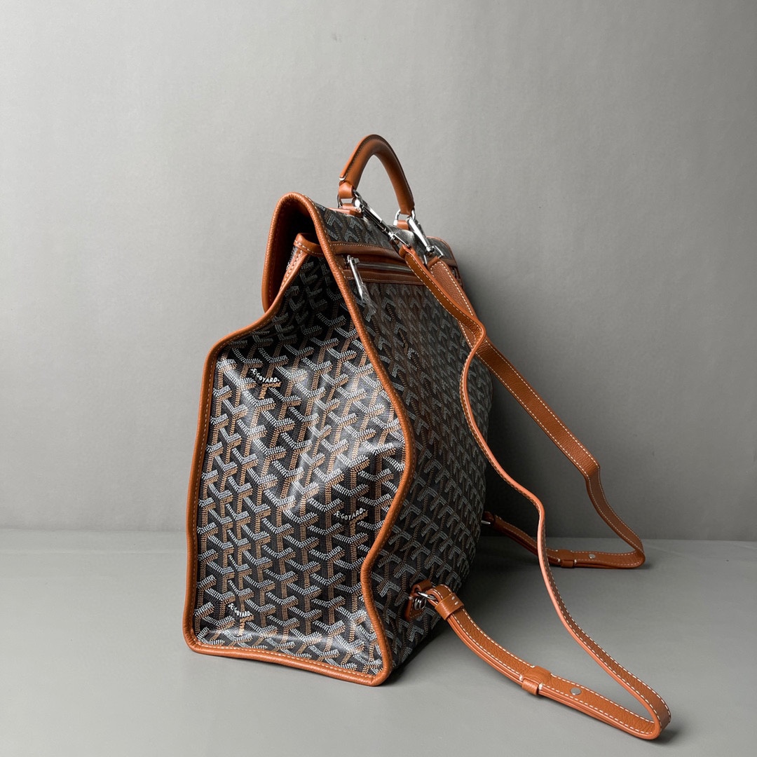 💰680 顶级戈雅 
狗牙四方背包 棕
𝑺𝒂𝒊𝒏𝒕 𝑳𝒆𝒈𝒆𝒓
专柜𝟮𝒘+¹⁰⁰⁰

长𝟯𝟯高𝟯𝟲宽𝟭𝟱ᶜᵐ
包装(防尘袋 说明书 挂牌)

强烈推荐值得入手的一款双肩包，潮男潮女都适用，简约又不失摩登的造型以及慵懒休闲格调让它这几年风靡全球，圈粉无数，专柜最难买的包款绝对的当之无愧。
（当初为了买个样板几乎托关系问遍了全球所有我们能问到的专柜门店，都是一包难求！）

看起来很单薄的款式，实质结实耐用！而且防水！超大容量: 能装下各种型号的电脑和各类尺寸的杂志，文件，可以很商务也可以很休闲，甚至可以很运动！

拆下肩带可以做手提公务包，装上肩带可以变身实用性双肩包，就算学生背起来都可以很低调。旅游的时候还能折叠起来变成cut，可以随身携带很方便！
（建议搭配小包使用，包中包的使用方式让收纳更规整有序。）

百分之百等同exclusive store级别的商品。面料又进一步全面升级，防水不皱，抗高低温天气不开裂。
小红书APP有博主测评正品Goyard的面料在南方这种潮湿的气候下，容易掉色和发黏！但是我们的特订面料目前没有人反馈这问题。不过大家还是要注意保养，存放的时候务必记得套上防尘袋，隔开存放！