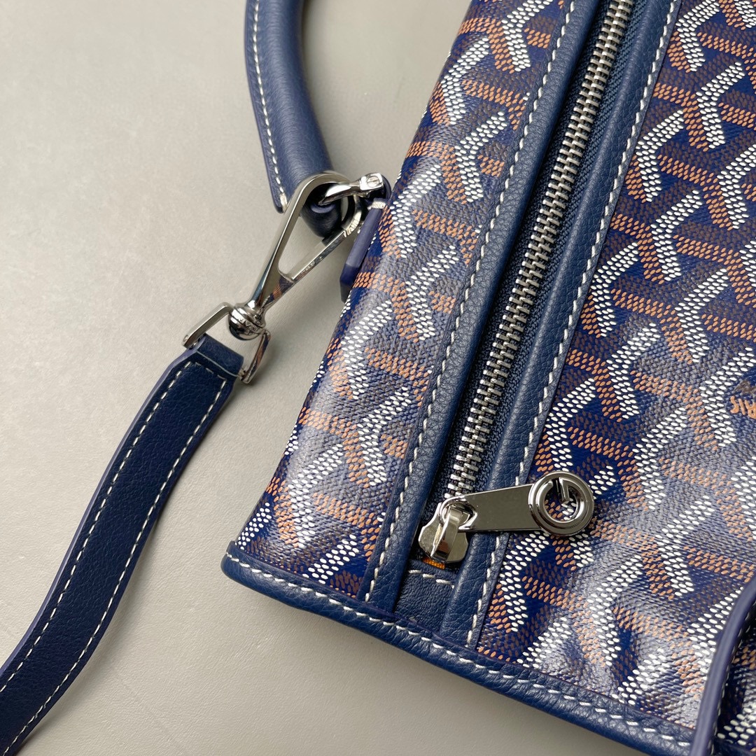 💰680 顶级戈雅 
狗牙四方背包 深蓝
𝑺𝒂𝒊𝒏𝒕 𝑳𝒆𝒈𝒆𝒓
专柜𝟮𝒘+¹⁰⁰⁰

长𝟯𝟯高𝟯𝟲宽𝟭𝟱ᶜᵐ
包装(防尘袋 说明书 挂牌)

强烈推荐值得入手的一款双肩包，潮男潮女都适用，简约又不失摩登的造型以及慵懒休闲格调让它这几年风靡全球，圈粉无数，专柜最难买的包款绝对的当之无愧。
（当初为了买个样板几乎托关系问遍了全球所有我们能问到的专柜门店，都是一包难求！）

看起来很单薄的款式，实质结实耐用！而且防水！超大容量: 能装下各种型号的电脑和各类尺寸的杂志，文件，可以很商务也可以很休闲，甚至可以很运动！

拆下肩带可以做手提公务包，装上肩带可以变身实用性双肩包，就算学生背起来都可以很低调。旅游的时候还能折叠起来变成cut，可以随身携带很方便！
（建议搭配小包使用，包中包的使用方式让收纳更规整有序。）

百分之百等同exclusive store级别的商品。面料又进一步全面升级，防水不皱，抗高低温天气不开裂。
小红书APP有博主测评正品Goyard的面料在南方这种潮湿的气候下，容易掉色和发黏！但是我们的特订面料目前没有人反馈这问题。不过大家还是要注意保养，存放的时候务必记得套上防尘袋，隔开存放！