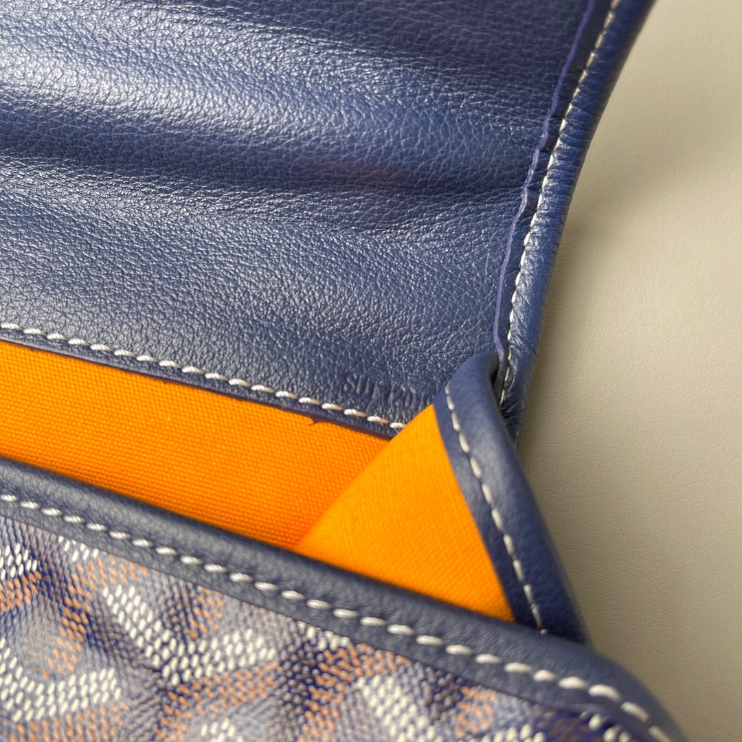 💰680 顶级戈雅 
狗牙四方背包 深蓝
𝑺𝒂𝒊𝒏𝒕 𝑳𝒆𝒈𝒆𝒓
专柜𝟮𝒘+¹⁰⁰⁰

长𝟯𝟯高𝟯𝟲宽𝟭𝟱ᶜᵐ
包装(防尘袋 说明书 挂牌)

强烈推荐值得入手的一款双肩包，潮男潮女都适用，简约又不失摩登的造型以及慵懒休闲格调让它这几年风靡全球，圈粉无数，专柜最难买的包款绝对的当之无愧。
（当初为了买个样板几乎托关系问遍了全球所有我们能问到的专柜门店，都是一包难求！）

看起来很单薄的款式，实质结实耐用！而且防水！超大容量: 能装下各种型号的电脑和各类尺寸的杂志，文件，可以很商务也可以很休闲，甚至可以很运动！

拆下肩带可以做手提公务包，装上肩带可以变身实用性双肩包，就算学生背起来都可以很低调。旅游的时候还能折叠起来变成cut，可以随身携带很方便！
（建议搭配小包使用，包中包的使用方式让收纳更规整有序。）

百分之百等同exclusive store级别的商品。面料又进一步全面升级，防水不皱，抗高低温天气不开裂。
小红书APP有博主测评正品Goyard的面料在南方这种潮湿的气候下，容易掉色和发黏！但是我们的特订面料目前没有人反馈这问题。不过大家还是要注意保养，存放的时候务必记得套上防尘袋，隔开存放！