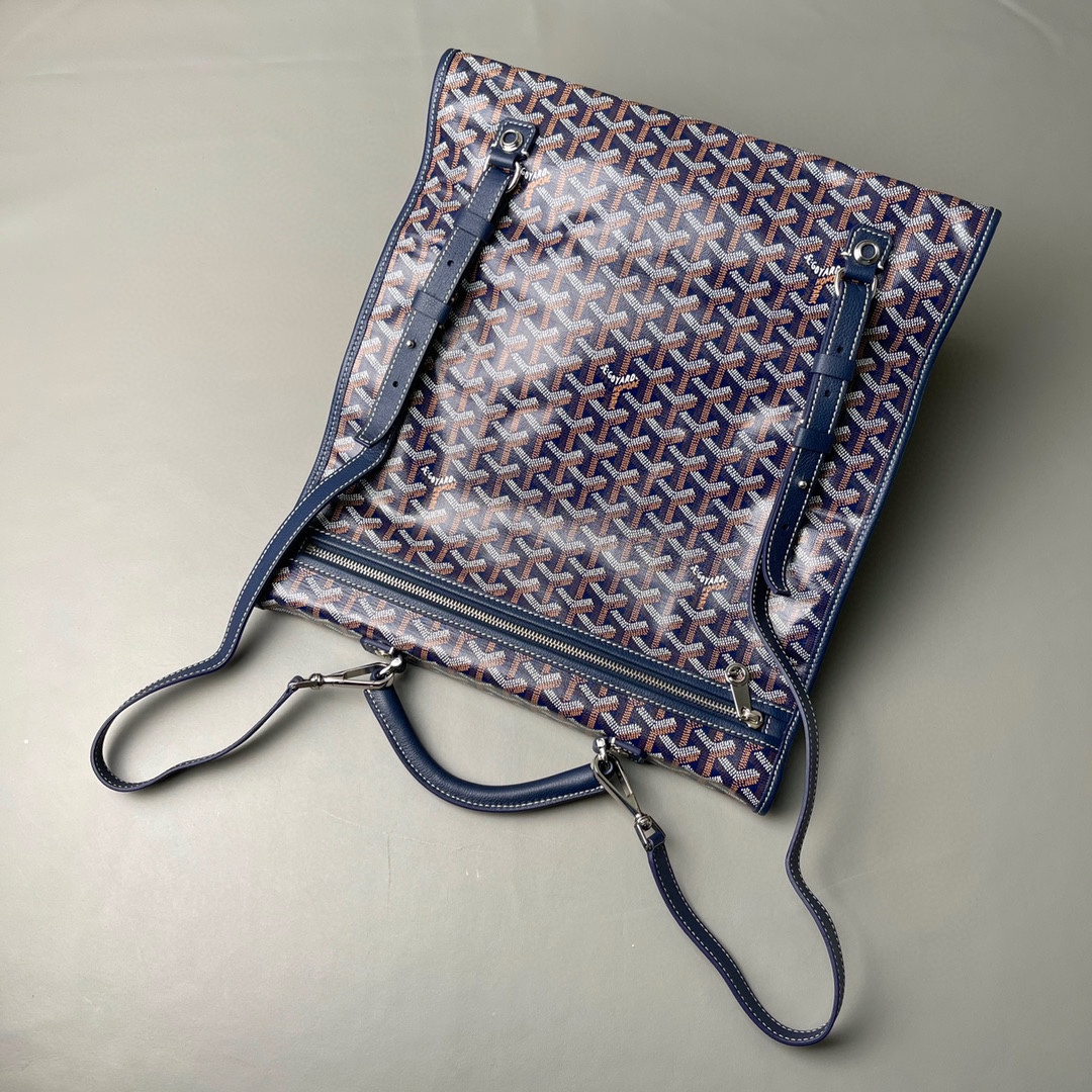 💰680 顶级戈雅 
狗牙四方背包 深蓝
𝑺𝒂𝒊𝒏𝒕 𝑳𝒆𝒈𝒆𝒓
专柜𝟮𝒘+¹⁰⁰⁰

长𝟯𝟯高𝟯𝟲宽𝟭𝟱ᶜᵐ
包装(防尘袋 说明书 挂牌)

强烈推荐值得入手的一款双肩包，潮男潮女都适用，简约又不失摩登的造型以及慵懒休闲格调让它这几年风靡全球，圈粉无数，专柜最难买的包款绝对的当之无愧。
（当初为了买个样板几乎托关系问遍了全球所有我们能问到的专柜门店，都是一包难求！）

看起来很单薄的款式，实质结实耐用！而且防水！超大容量: 能装下各种型号的电脑和各类尺寸的杂志，文件，可以很商务也可以很休闲，甚至可以很运动！

拆下肩带可以做手提公务包，装上肩带可以变身实用性双肩包，就算学生背起来都可以很低调。旅游的时候还能折叠起来变成cut，可以随身携带很方便！
（建议搭配小包使用，包中包的使用方式让收纳更规整有序。）

百分之百等同exclusive store级别的商品。面料又进一步全面升级，防水不皱，抗高低温天气不开裂。
小红书APP有博主测评正品Goyard的面料在南方这种潮湿的气候下，容易掉色和发黏！但是我们的特订面料目前没有人反馈这问题。不过大家还是要注意保养，存放的时候务必记得套上防尘袋，隔开存放！