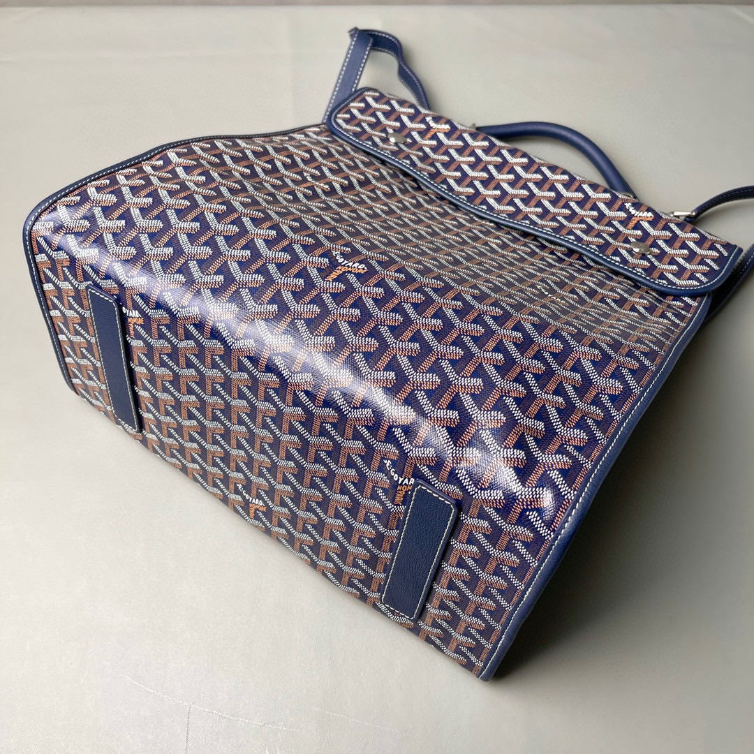 💰680 顶级戈雅 
狗牙四方背包 深蓝
𝑺𝒂𝒊𝒏𝒕 𝑳𝒆𝒈𝒆𝒓
专柜𝟮𝒘+¹⁰⁰⁰

长𝟯𝟯高𝟯𝟲宽𝟭𝟱ᶜᵐ
包装(防尘袋 说明书 挂牌)

强烈推荐值得入手的一款双肩包，潮男潮女都适用，简约又不失摩登的造型以及慵懒休闲格调让它这几年风靡全球，圈粉无数，专柜最难买的包款绝对的当之无愧。
（当初为了买个样板几乎托关系问遍了全球所有我们能问到的专柜门店，都是一包难求！）

看起来很单薄的款式，实质结实耐用！而且防水！超大容量: 能装下各种型号的电脑和各类尺寸的杂志，文件，可以很商务也可以很休闲，甚至可以很运动！

拆下肩带可以做手提公务包，装上肩带可以变身实用性双肩包，就算学生背起来都可以很低调。旅游的时候还能折叠起来变成cut，可以随身携带很方便！
（建议搭配小包使用，包中包的使用方式让收纳更规整有序。）

百分之百等同exclusive store级别的商品。面料又进一步全面升级，防水不皱，抗高低温天气不开裂。
小红书APP有博主测评正品Goyard的面料在南方这种潮湿的气候下，容易掉色和发黏！但是我们的特订面料目前没有人反馈这问题。不过大家还是要注意保养，存放的时候务必记得套上防尘袋，隔开存放！