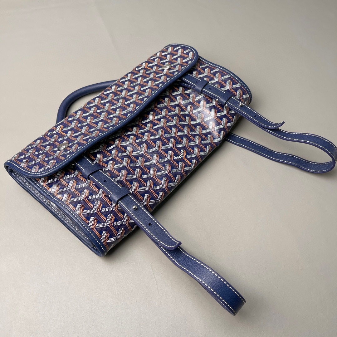 💰680 顶级戈雅 
狗牙四方背包 深蓝
𝑺𝒂𝒊𝒏𝒕 𝑳𝒆𝒈𝒆𝒓
专柜𝟮𝒘+¹⁰⁰⁰

长𝟯𝟯高𝟯𝟲宽𝟭𝟱ᶜᵐ
包装(防尘袋 说明书 挂牌)

强烈推荐值得入手的一款双肩包，潮男潮女都适用，简约又不失摩登的造型以及慵懒休闲格调让它这几年风靡全球，圈粉无数，专柜最难买的包款绝对的当之无愧。
（当初为了买个样板几乎托关系问遍了全球所有我们能问到的专柜门店，都是一包难求！）

看起来很单薄的款式，实质结实耐用！而且防水！超大容量: 能装下各种型号的电脑和各类尺寸的杂志，文件，可以很商务也可以很休闲，甚至可以很运动！

拆下肩带可以做手提公务包，装上肩带可以变身实用性双肩包，就算学生背起来都可以很低调。旅游的时候还能折叠起来变成cut，可以随身携带很方便！
（建议搭配小包使用，包中包的使用方式让收纳更规整有序。）

百分之百等同exclusive store级别的商品。面料又进一步全面升级，防水不皱，抗高低温天气不开裂。
小红书APP有博主测评正品Goyard的面料在南方这种潮湿的气候下，容易掉色和发黏！但是我们的特订面料目前没有人反馈这问题。不过大家还是要注意保养，存放的时候务必记得套上防尘袋，隔开存放！