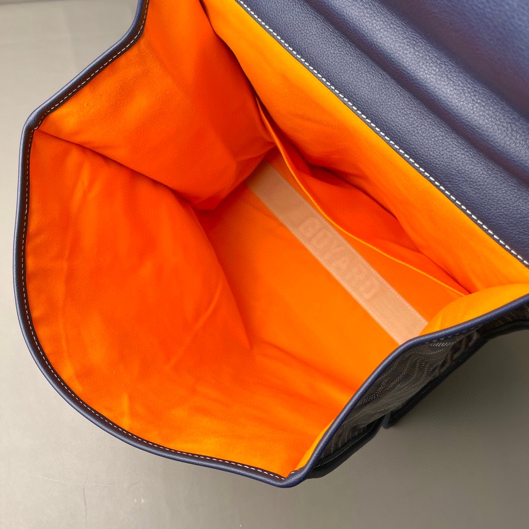 💰680 顶级戈雅 
狗牙四方背包 深蓝
𝑺𝒂𝒊𝒏𝒕 𝑳𝒆𝒈𝒆𝒓
专柜𝟮𝒘+¹⁰⁰⁰

长𝟯𝟯高𝟯𝟲宽𝟭𝟱ᶜᵐ
包装(防尘袋 说明书 挂牌)

强烈推荐值得入手的一款双肩包，潮男潮女都适用，简约又不失摩登的造型以及慵懒休闲格调让它这几年风靡全球，圈粉无数，专柜最难买的包款绝对的当之无愧。
（当初为了买个样板几乎托关系问遍了全球所有我们能问到的专柜门店，都是一包难求！）

看起来很单薄的款式，实质结实耐用！而且防水！超大容量: 能装下各种型号的电脑和各类尺寸的杂志，文件，可以很商务也可以很休闲，甚至可以很运动！

拆下肩带可以做手提公务包，装上肩带可以变身实用性双肩包，就算学生背起来都可以很低调。旅游的时候还能折叠起来变成cut，可以随身携带很方便！
（建议搭配小包使用，包中包的使用方式让收纳更规整有序。）

百分之百等同exclusive store级别的商品。面料又进一步全面升级，防水不皱，抗高低温天气不开裂。
小红书APP有博主测评正品Goyard的面料在南方这种潮湿的气候下，容易掉色和发黏！但是我们的特订面料目前没有人反馈这问题。不过大家还是要注意保养，存放的时候务必记得套上防尘袋，隔开存放！