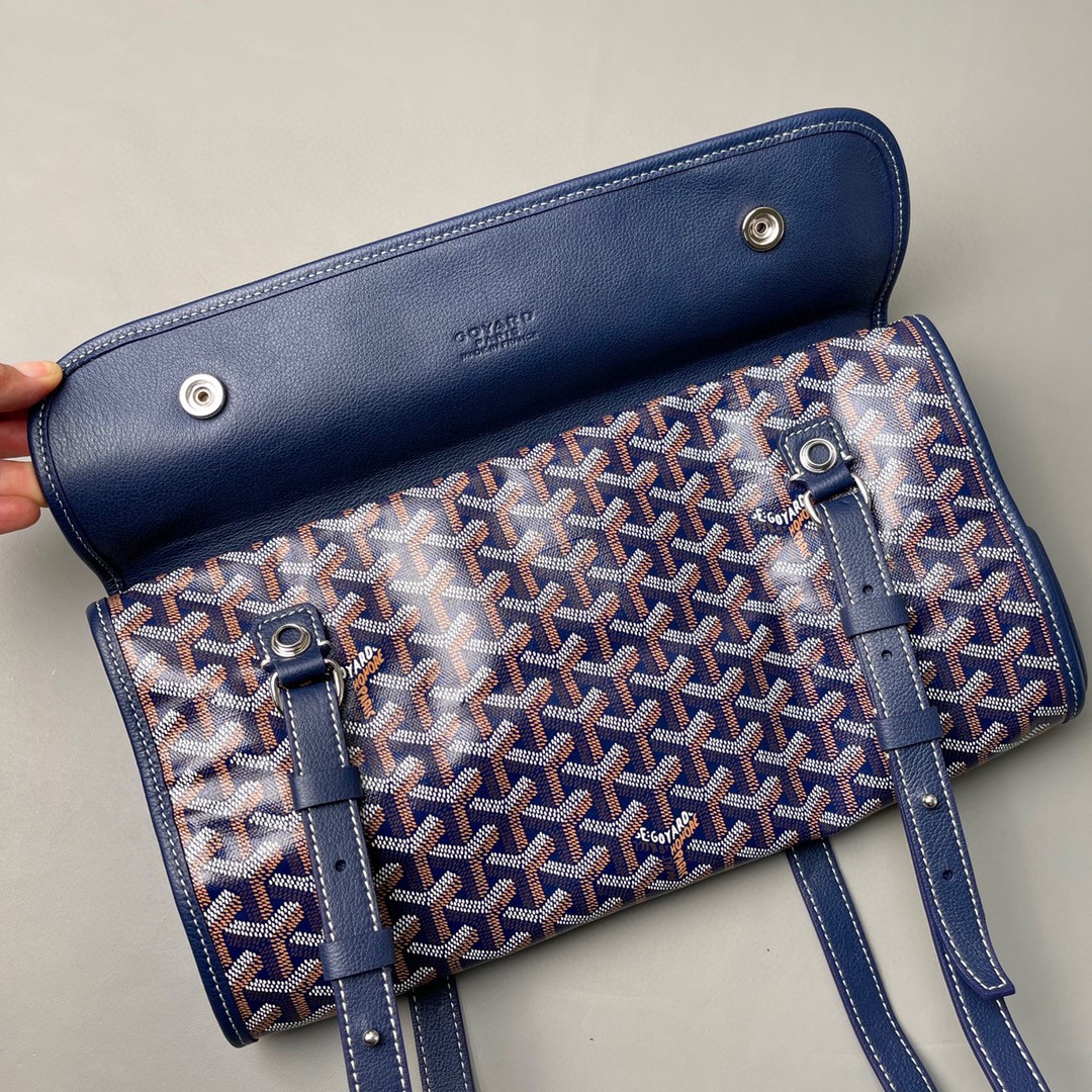 💰680 顶级戈雅 
狗牙四方背包 深蓝
𝑺𝒂𝒊𝒏𝒕 𝑳𝒆𝒈𝒆𝒓
专柜𝟮𝒘+¹⁰⁰⁰

长𝟯𝟯高𝟯𝟲宽𝟭𝟱ᶜᵐ
包装(防尘袋 说明书 挂牌)

强烈推荐值得入手的一款双肩包，潮男潮女都适用，简约又不失摩登的造型以及慵懒休闲格调让它这几年风靡全球，圈粉无数，专柜最难买的包款绝对的当之无愧。
（当初为了买个样板几乎托关系问遍了全球所有我们能问到的专柜门店，都是一包难求！）

看起来很单薄的款式，实质结实耐用！而且防水！超大容量: 能装下各种型号的电脑和各类尺寸的杂志，文件，可以很商务也可以很休闲，甚至可以很运动！

拆下肩带可以做手提公务包，装上肩带可以变身实用性双肩包，就算学生背起来都可以很低调。旅游的时候还能折叠起来变成cut，可以随身携带很方便！
（建议搭配小包使用，包中包的使用方式让收纳更规整有序。）

百分之百等同exclusive store级别的商品。面料又进一步全面升级，防水不皱，抗高低温天气不开裂。
小红书APP有博主测评正品Goyard的面料在南方这种潮湿的气候下，容易掉色和发黏！但是我们的特订面料目前没有人反馈这问题。不过大家还是要注意保养，存放的时候务必记得套上防尘袋，隔开存放！