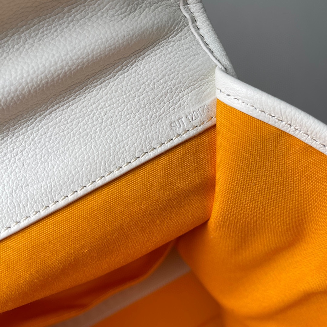 💰680 顶级戈雅
 狗牙四方背包 白
𝑺𝒂𝒊𝒏𝒕 𝑳𝒆𝒈𝒆𝒓
专柜𝟮𝒘+¹⁰⁰⁰

长𝟯𝟯高𝟯𝟲宽𝟭𝟱ᶜᵐ
包装(防尘袋 说明书 挂牌)

强烈推荐值得入手的一款双肩包，潮男潮女都适用，简约又不失摩登的造型以及慵懒休闲格调让它这几年风靡全球，圈粉无数，专柜最难买的包款绝对的当之无愧。
（当初为了买个样板几乎托关系问遍了全球所有我们能问到的专柜门店，都是一包难求！）

看起来很单薄的款式，实质结实耐用！而且防水！超大容量: 能装下各种型号的电脑和各类尺寸的杂志，文件，可以很商务也可以很休闲，甚至可以很运动！

拆下肩带可以做手提公务包，装上肩带可以变身实用性双肩包，就算学生背起来都可以很低调。旅游的时候还能折叠起来变成cut，可以随身携带很方便！
（建议搭配小包使用，包中包的使用方式让收纳更规整有序。）

百分之百等同exclusive store级别的商品。面料又进一步全面升级，防水不皱，抗高低温天气不开裂。
小红书APP有博主测评正品Goyard的面料在南方这种潮湿的气候下，容易掉色和发黏！但是我们的特订面料目前没有人反馈这问题。不过大家还是要注意保养，存放的时候务必记得套上防尘袋，隔开存放！