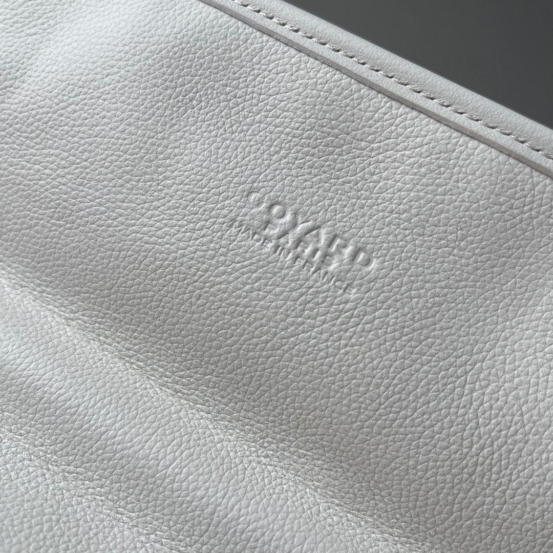 💰680 顶级戈雅
 狗牙四方背包 白
𝑺𝒂𝒊𝒏𝒕 𝑳𝒆𝒈𝒆𝒓
专柜𝟮𝒘+¹⁰⁰⁰

长𝟯𝟯高𝟯𝟲宽𝟭𝟱ᶜᵐ
包装(防尘袋 说明书 挂牌)

强烈推荐值得入手的一款双肩包，潮男潮女都适用，简约又不失摩登的造型以及慵懒休闲格调让它这几年风靡全球，圈粉无数，专柜最难买的包款绝对的当之无愧。
（当初为了买个样板几乎托关系问遍了全球所有我们能问到的专柜门店，都是一包难求！）

看起来很单薄的款式，实质结实耐用！而且防水！超大容量: 能装下各种型号的电脑和各类尺寸的杂志，文件，可以很商务也可以很休闲，甚至可以很运动！

拆下肩带可以做手提公务包，装上肩带可以变身实用性双肩包，就算学生背起来都可以很低调。旅游的时候还能折叠起来变成cut，可以随身携带很方便！
（建议搭配小包使用，包中包的使用方式让收纳更规整有序。）

百分之百等同exclusive store级别的商品。面料又进一步全面升级，防水不皱，抗高低温天气不开裂。
小红书APP有博主测评正品Goyard的面料在南方这种潮湿的气候下，容易掉色和发黏！但是我们的特订面料目前没有人反馈这问题。不过大家还是要注意保养，存放的时候务必记得套上防尘袋，隔开存放！