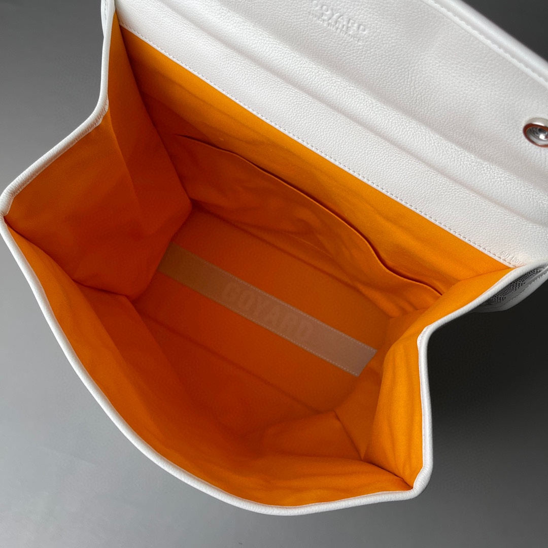 💰680 顶级戈雅
 狗牙四方背包 白
𝑺𝒂𝒊𝒏𝒕 𝑳𝒆𝒈𝒆𝒓
专柜𝟮𝒘+¹⁰⁰⁰

长𝟯𝟯高𝟯𝟲宽𝟭𝟱ᶜᵐ
包装(防尘袋 说明书 挂牌)

强烈推荐值得入手的一款双肩包，潮男潮女都适用，简约又不失摩登的造型以及慵懒休闲格调让它这几年风靡全球，圈粉无数，专柜最难买的包款绝对的当之无愧。
（当初为了买个样板几乎托关系问遍了全球所有我们能问到的专柜门店，都是一包难求！）

看起来很单薄的款式，实质结实耐用！而且防水！超大容量: 能装下各种型号的电脑和各类尺寸的杂志，文件，可以很商务也可以很休闲，甚至可以很运动！

拆下肩带可以做手提公务包，装上肩带可以变身实用性双肩包，就算学生背起来都可以很低调。旅游的时候还能折叠起来变成cut，可以随身携带很方便！
（建议搭配小包使用，包中包的使用方式让收纳更规整有序。）

百分之百等同exclusive store级别的商品。面料又进一步全面升级，防水不皱，抗高低温天气不开裂。
小红书APP有博主测评正品Goyard的面料在南方这种潮湿的气候下，容易掉色和发黏！但是我们的特订面料目前没有人反馈这问题。不过大家还是要注意保养，存放的时候务必记得套上防尘袋，隔开存放！