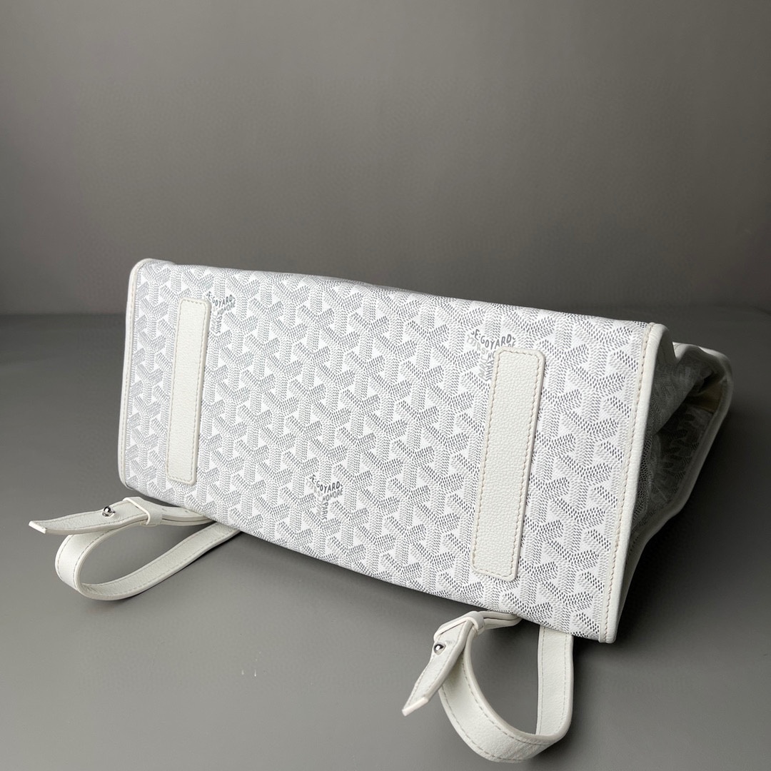 💰680 顶级戈雅
 狗牙四方背包 白
𝑺𝒂𝒊𝒏𝒕 𝑳𝒆𝒈𝒆𝒓
专柜𝟮𝒘+¹⁰⁰⁰

长𝟯𝟯高𝟯𝟲宽𝟭𝟱ᶜᵐ
包装(防尘袋 说明书 挂牌)

强烈推荐值得入手的一款双肩包，潮男潮女都适用，简约又不失摩登的造型以及慵懒休闲格调让它这几年风靡全球，圈粉无数，专柜最难买的包款绝对的当之无愧。
（当初为了买个样板几乎托关系问遍了全球所有我们能问到的专柜门店，都是一包难求！）

看起来很单薄的款式，实质结实耐用！而且防水！超大容量: 能装下各种型号的电脑和各类尺寸的杂志，文件，可以很商务也可以很休闲，甚至可以很运动！

拆下肩带可以做手提公务包，装上肩带可以变身实用性双肩包，就算学生背起来都可以很低调。旅游的时候还能折叠起来变成cut，可以随身携带很方便！
（建议搭配小包使用，包中包的使用方式让收纳更规整有序。）

百分之百等同exclusive store级别的商品。面料又进一步全面升级，防水不皱，抗高低温天气不开裂。
小红书APP有博主测评正品Goyard的面料在南方这种潮湿的气候下，容易掉色和发黏！但是我们的特订面料目前没有人反馈这问题。不过大家还是要注意保养，存放的时候务必记得套上防尘袋，隔开存放！