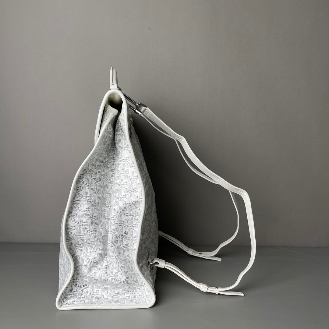 💰680 顶级戈雅
 狗牙四方背包 白
𝑺𝒂𝒊𝒏𝒕 𝑳𝒆𝒈𝒆𝒓
专柜𝟮𝒘+¹⁰⁰⁰

长𝟯𝟯高𝟯𝟲宽𝟭𝟱ᶜᵐ
包装(防尘袋 说明书 挂牌)

强烈推荐值得入手的一款双肩包，潮男潮女都适用，简约又不失摩登的造型以及慵懒休闲格调让它这几年风靡全球，圈粉无数，专柜最难买的包款绝对的当之无愧。
（当初为了买个样板几乎托关系问遍了全球所有我们能问到的专柜门店，都是一包难求！）

看起来很单薄的款式，实质结实耐用！而且防水！超大容量: 能装下各种型号的电脑和各类尺寸的杂志，文件，可以很商务也可以很休闲，甚至可以很运动！

拆下肩带可以做手提公务包，装上肩带可以变身实用性双肩包，就算学生背起来都可以很低调。旅游的时候还能折叠起来变成cut，可以随身携带很方便！
（建议搭配小包使用，包中包的使用方式让收纳更规整有序。）

百分之百等同exclusive store级别的商品。面料又进一步全面升级，防水不皱，抗高低温天气不开裂。
小红书APP有博主测评正品Goyard的面料在南方这种潮湿的气候下，容易掉色和发黏！但是我们的特订面料目前没有人反馈这问题。不过大家还是要注意保养，存放的时候务必记得套上防尘袋，隔开存放！