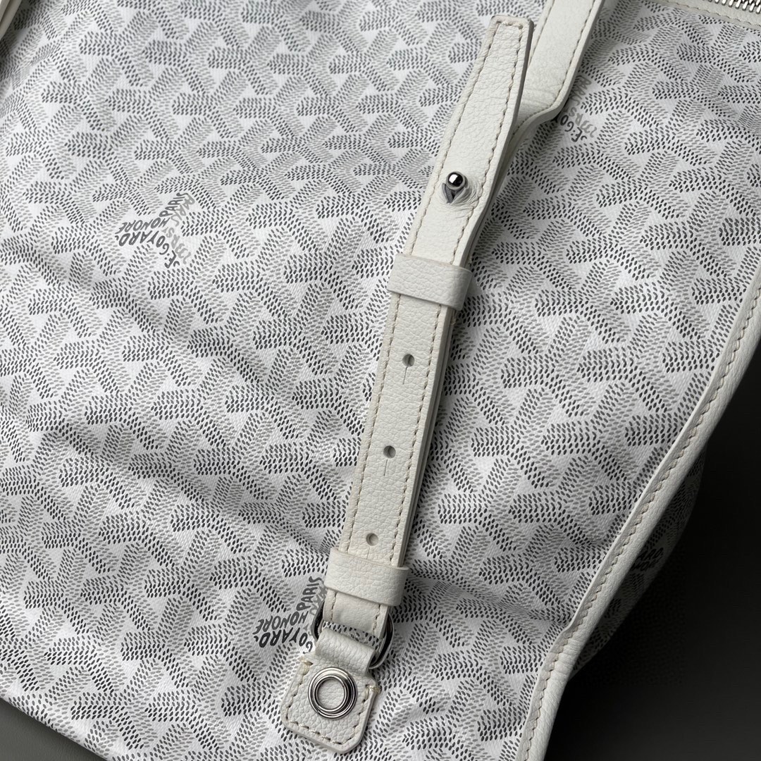 💰680 顶级戈雅
 狗牙四方背包 白
𝑺𝒂𝒊𝒏𝒕 𝑳𝒆𝒈𝒆𝒓
专柜𝟮𝒘+¹⁰⁰⁰

长𝟯𝟯高𝟯𝟲宽𝟭𝟱ᶜᵐ
包装(防尘袋 说明书 挂牌)

强烈推荐值得入手的一款双肩包，潮男潮女都适用，简约又不失摩登的造型以及慵懒休闲格调让它这几年风靡全球，圈粉无数，专柜最难买的包款绝对的当之无愧。
（当初为了买个样板几乎托关系问遍了全球所有我们能问到的专柜门店，都是一包难求！）

看起来很单薄的款式，实质结实耐用！而且防水！超大容量: 能装下各种型号的电脑和各类尺寸的杂志，文件，可以很商务也可以很休闲，甚至可以很运动！

拆下肩带可以做手提公务包，装上肩带可以变身实用性双肩包，就算学生背起来都可以很低调。旅游的时候还能折叠起来变成cut，可以随身携带很方便！
（建议搭配小包使用，包中包的使用方式让收纳更规整有序。）

百分之百等同exclusive store级别的商品。面料又进一步全面升级，防水不皱，抗高低温天气不开裂。
小红书APP有博主测评正品Goyard的面料在南方这种潮湿的气候下，容易掉色和发黏！但是我们的特订面料目前没有人反馈这问题。不过大家还是要注意保养，存放的时候务必记得套上防尘袋，隔开存放！