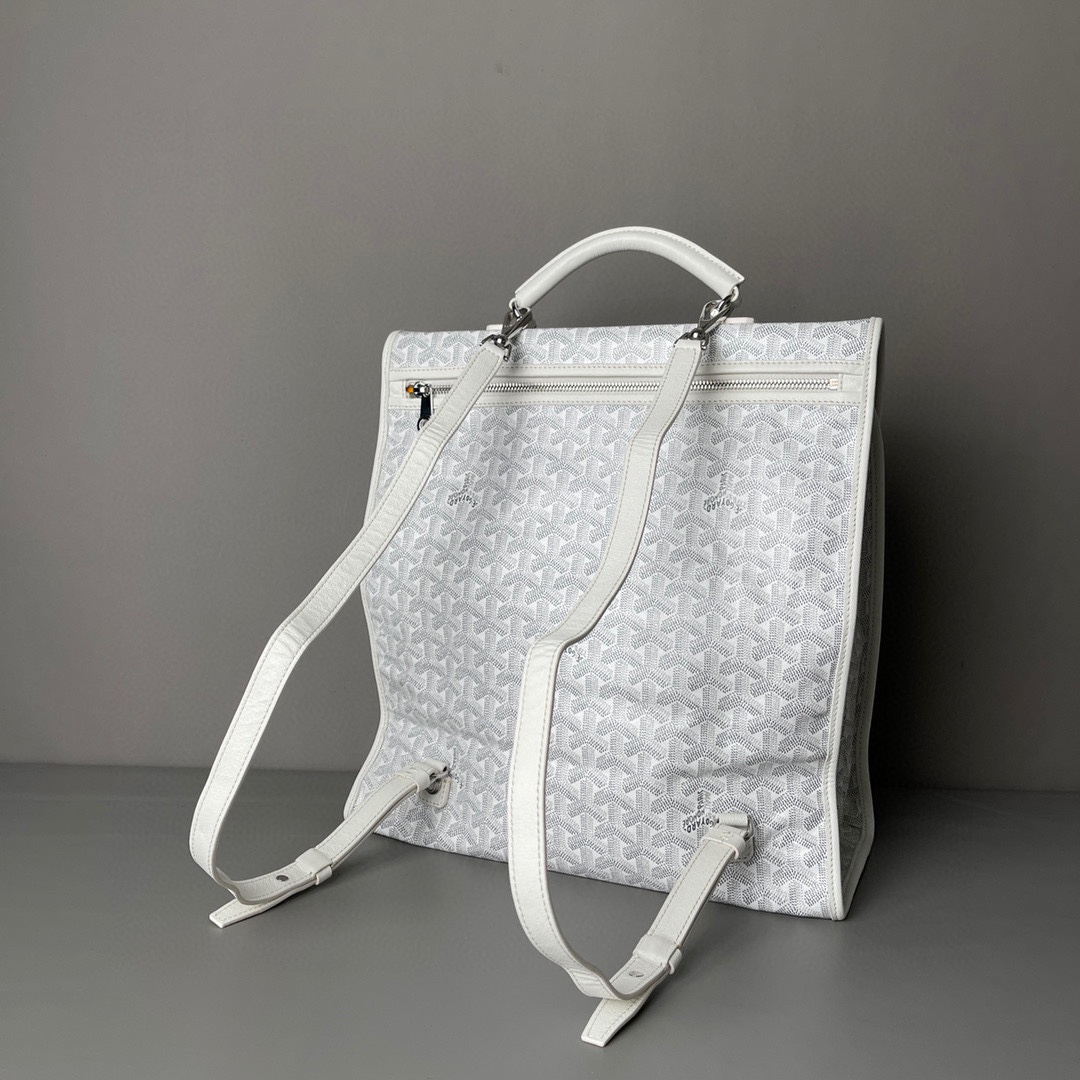 💰680 顶级戈雅
 狗牙四方背包 白
𝑺𝒂𝒊𝒏𝒕 𝑳𝒆𝒈𝒆𝒓
专柜𝟮𝒘+¹⁰⁰⁰

长𝟯𝟯高𝟯𝟲宽𝟭𝟱ᶜᵐ
包装(防尘袋 说明书 挂牌)

强烈推荐值得入手的一款双肩包，潮男潮女都适用，简约又不失摩登的造型以及慵懒休闲格调让它这几年风靡全球，圈粉无数，专柜最难买的包款绝对的当之无愧。
（当初为了买个样板几乎托关系问遍了全球所有我们能问到的专柜门店，都是一包难求！）

看起来很单薄的款式，实质结实耐用！而且防水！超大容量: 能装下各种型号的电脑和各类尺寸的杂志，文件，可以很商务也可以很休闲，甚至可以很运动！

拆下肩带可以做手提公务包，装上肩带可以变身实用性双肩包，就算学生背起来都可以很低调。旅游的时候还能折叠起来变成cut，可以随身携带很方便！
（建议搭配小包使用，包中包的使用方式让收纳更规整有序。）

百分之百等同exclusive store级别的商品。面料又进一步全面升级，防水不皱，抗高低温天气不开裂。
小红书APP有博主测评正品Goyard的面料在南方这种潮湿的气候下，容易掉色和发黏！但是我们的特订面料目前没有人反馈这问题。不过大家还是要注意保养，存放的时候务必记得套上防尘袋，隔开存放！