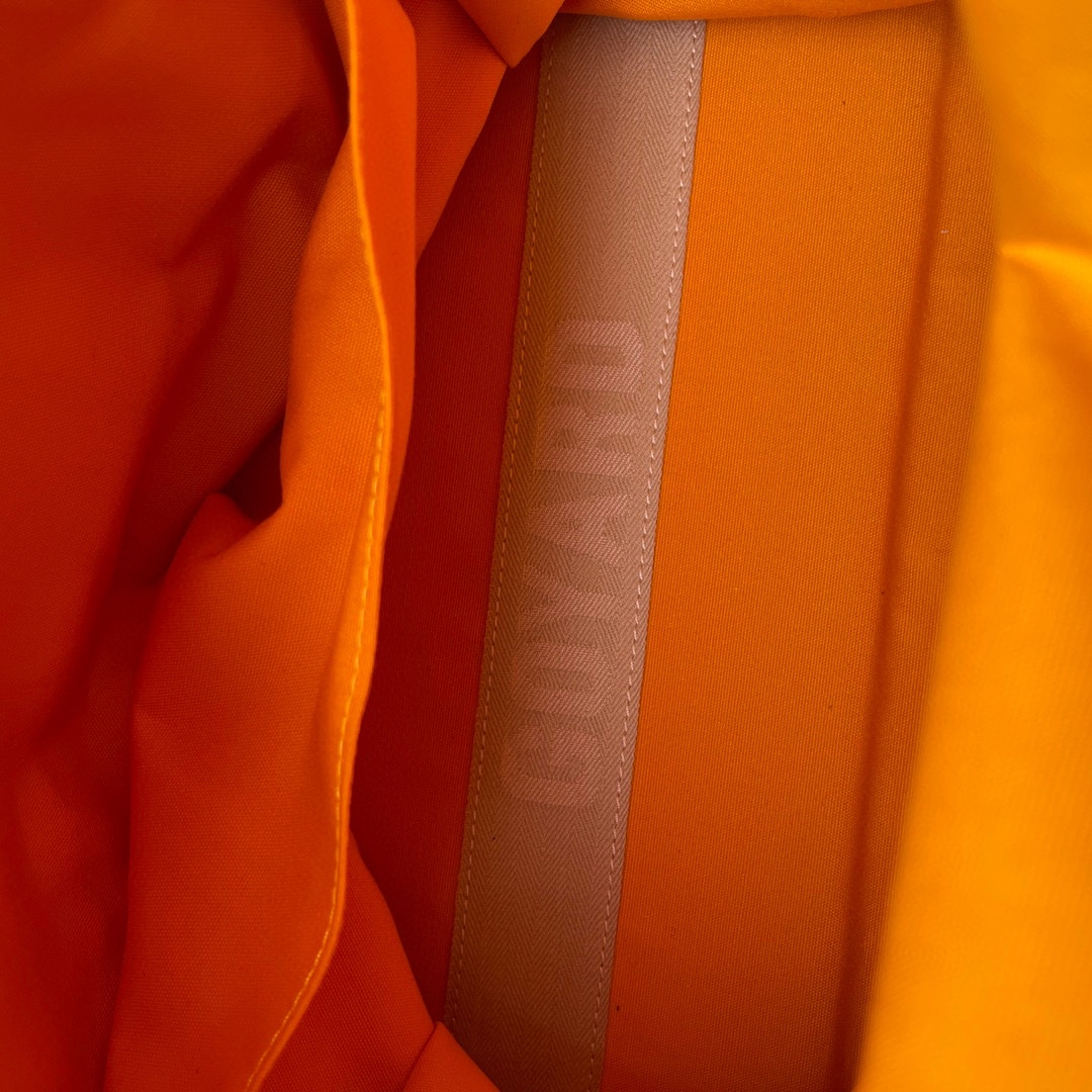 💰680 顶级戈雅
 狗牙四方背包 白
𝑺𝒂𝒊𝒏𝒕 𝑳𝒆𝒈𝒆𝒓
专柜𝟮𝒘+¹⁰⁰⁰

长𝟯𝟯高𝟯𝟲宽𝟭𝟱ᶜᵐ
包装(防尘袋 说明书 挂牌)

强烈推荐值得入手的一款双肩包，潮男潮女都适用，简约又不失摩登的造型以及慵懒休闲格调让它这几年风靡全球，圈粉无数，专柜最难买的包款绝对的当之无愧。
（当初为了买个样板几乎托关系问遍了全球所有我们能问到的专柜门店，都是一包难求！）

看起来很单薄的款式，实质结实耐用！而且防水！超大容量: 能装下各种型号的电脑和各类尺寸的杂志，文件，可以很商务也可以很休闲，甚至可以很运动！

拆下肩带可以做手提公务包，装上肩带可以变身实用性双肩包，就算学生背起来都可以很低调。旅游的时候还能折叠起来变成cut，可以随身携带很方便！
（建议搭配小包使用，包中包的使用方式让收纳更规整有序。）

百分之百等同exclusive store级别的商品。面料又进一步全面升级，防水不皱，抗高低温天气不开裂。
小红书APP有博主测评正品Goyard的面料在南方这种潮湿的气候下，容易掉色和发黏！但是我们的特订面料目前没有人反馈这问题。不过大家还是要注意保养，存放的时候务必记得套上防尘袋，隔开存放！