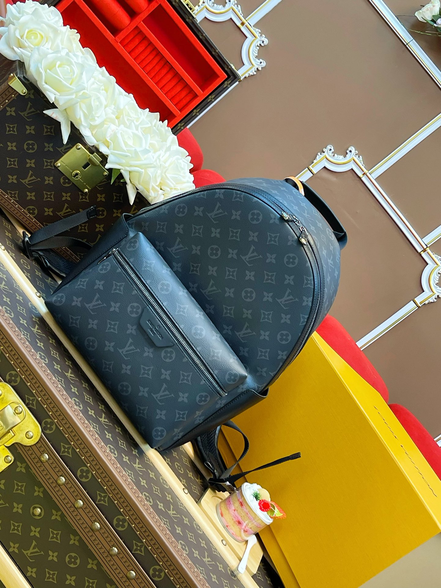 【特级MB动态变码】M22558
    本款 Discovery 小号双肩包取材 M...