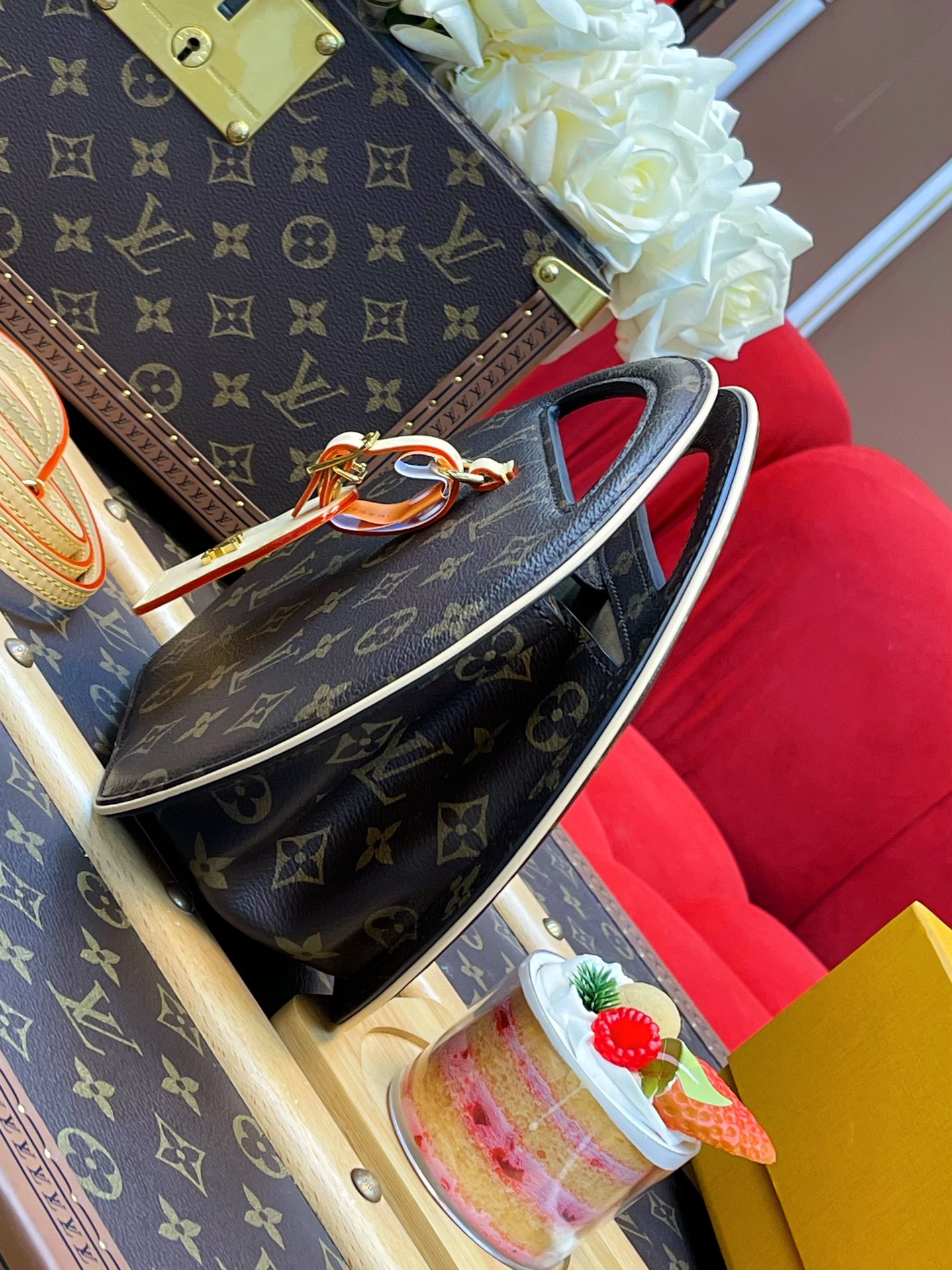 루이비통 LV 서클 모노그램 캔버스 핸드백 M47117 이미지 4