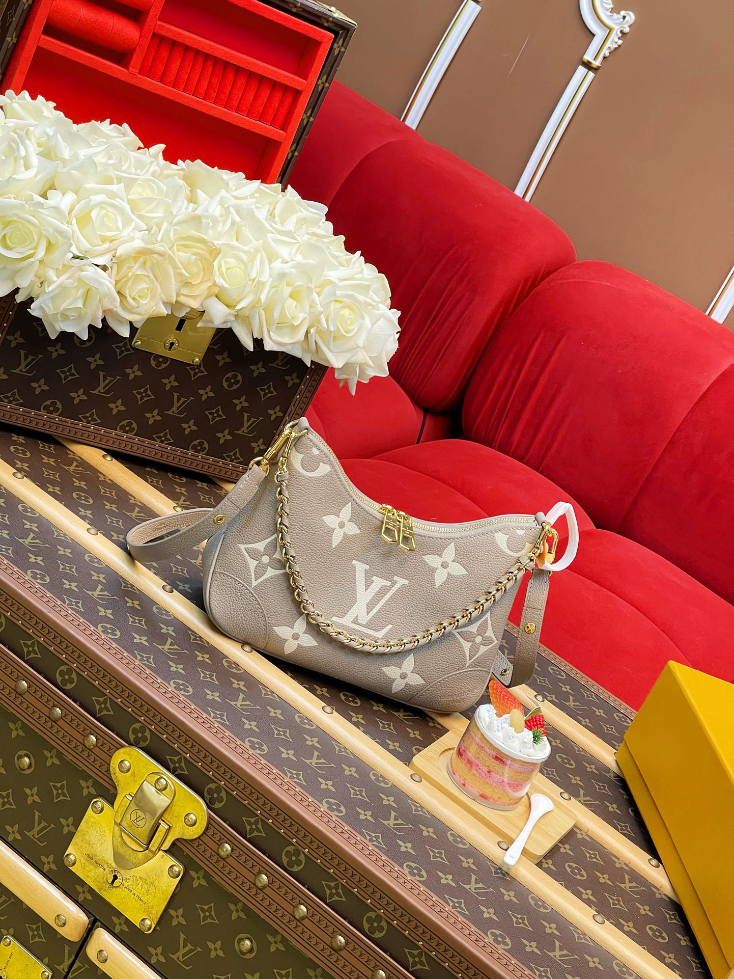 【特级MB动态变码】M13224
本款 Boulogne 手袋选用 Monogram Emprei...